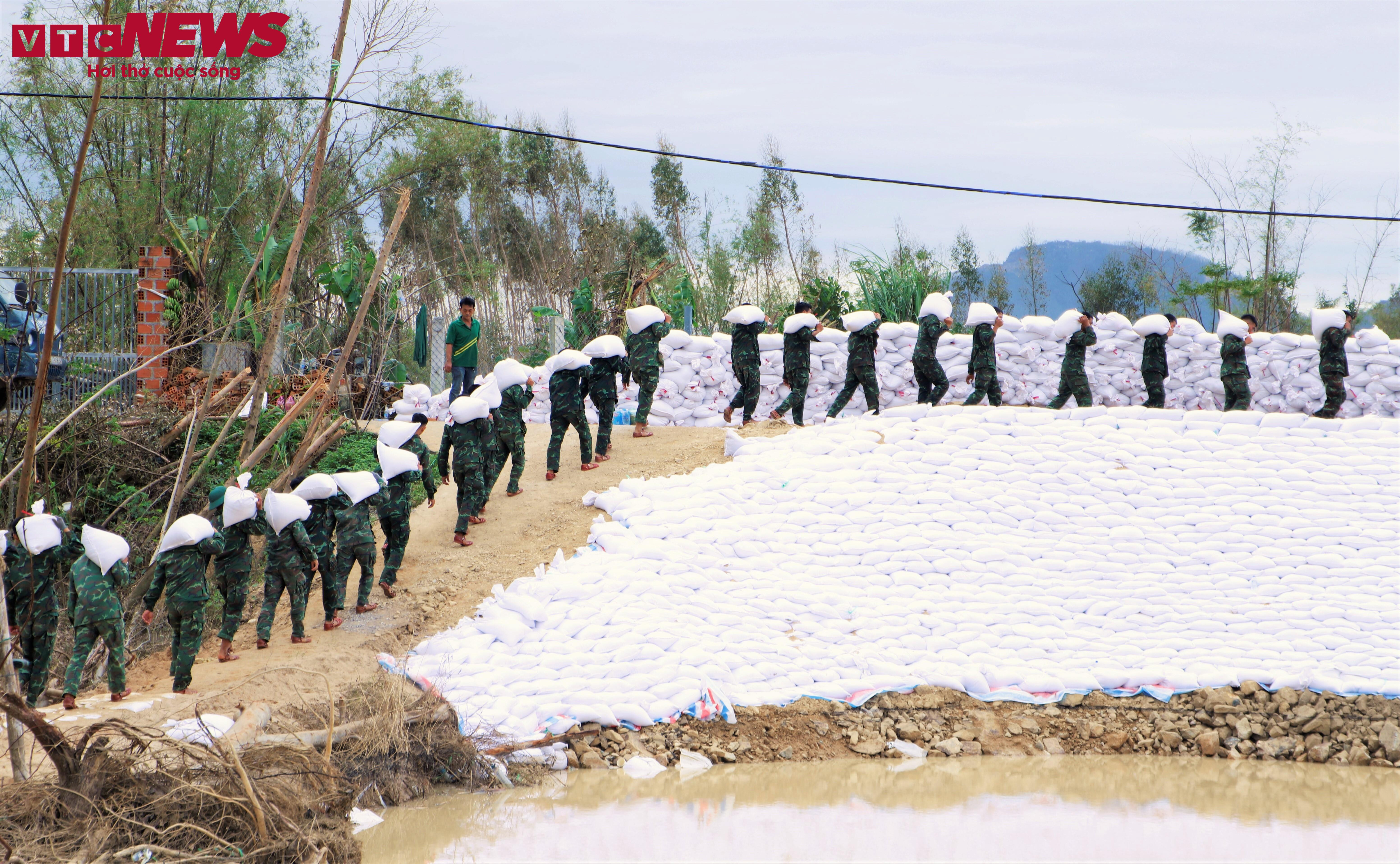 Khoảnh khắc đẹp: Bộ đội Cụ Hồ chung tay vá đê, giữ làng cho người dân Gia Lai - 10