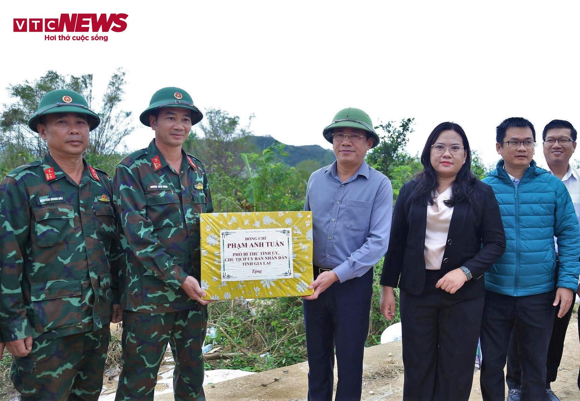 Khoảnh khắc đẹp: Bộ đội Cụ Hồ chung tay vá đê, giữ làng cho người dân Gia Lai - 14