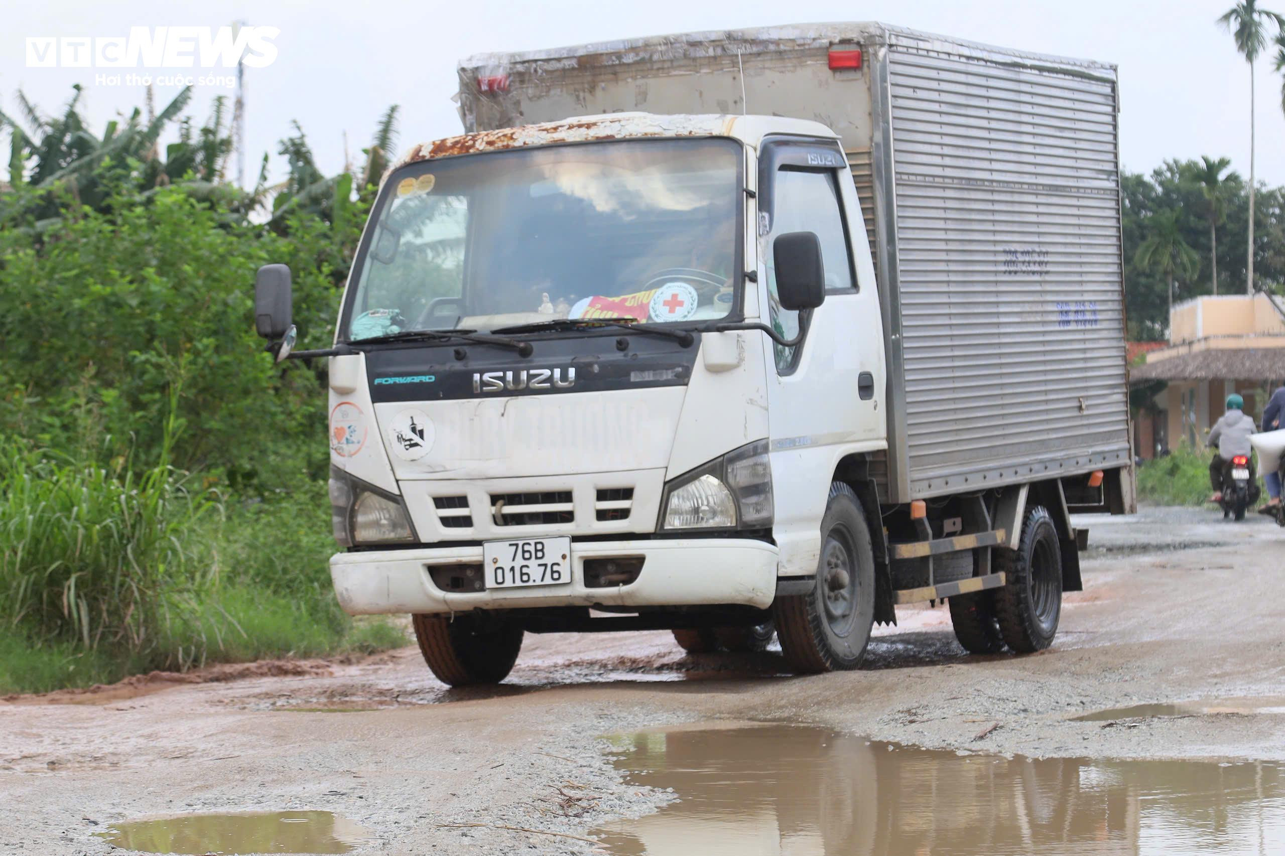 Ổ voi, ổ gà chi chít trên tuyến đường làm gần 1 thập kỷ chưa xong ở Quảng Ngãi - 9