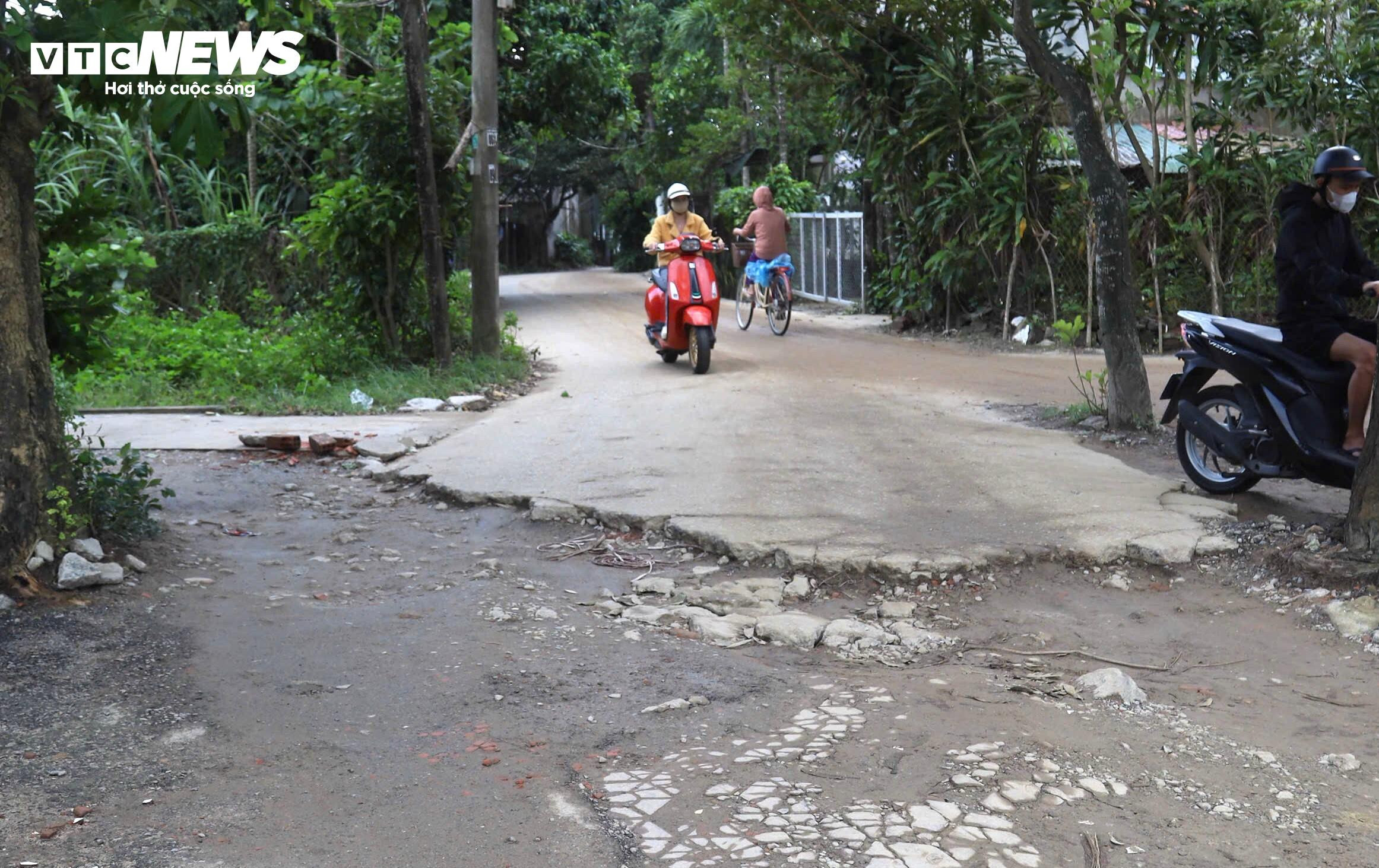 Ổ voi, ổ gà chi chít trên tuyến đường làm gần 1 thập kỷ chưa xong ở Quảng Ngãi - 7