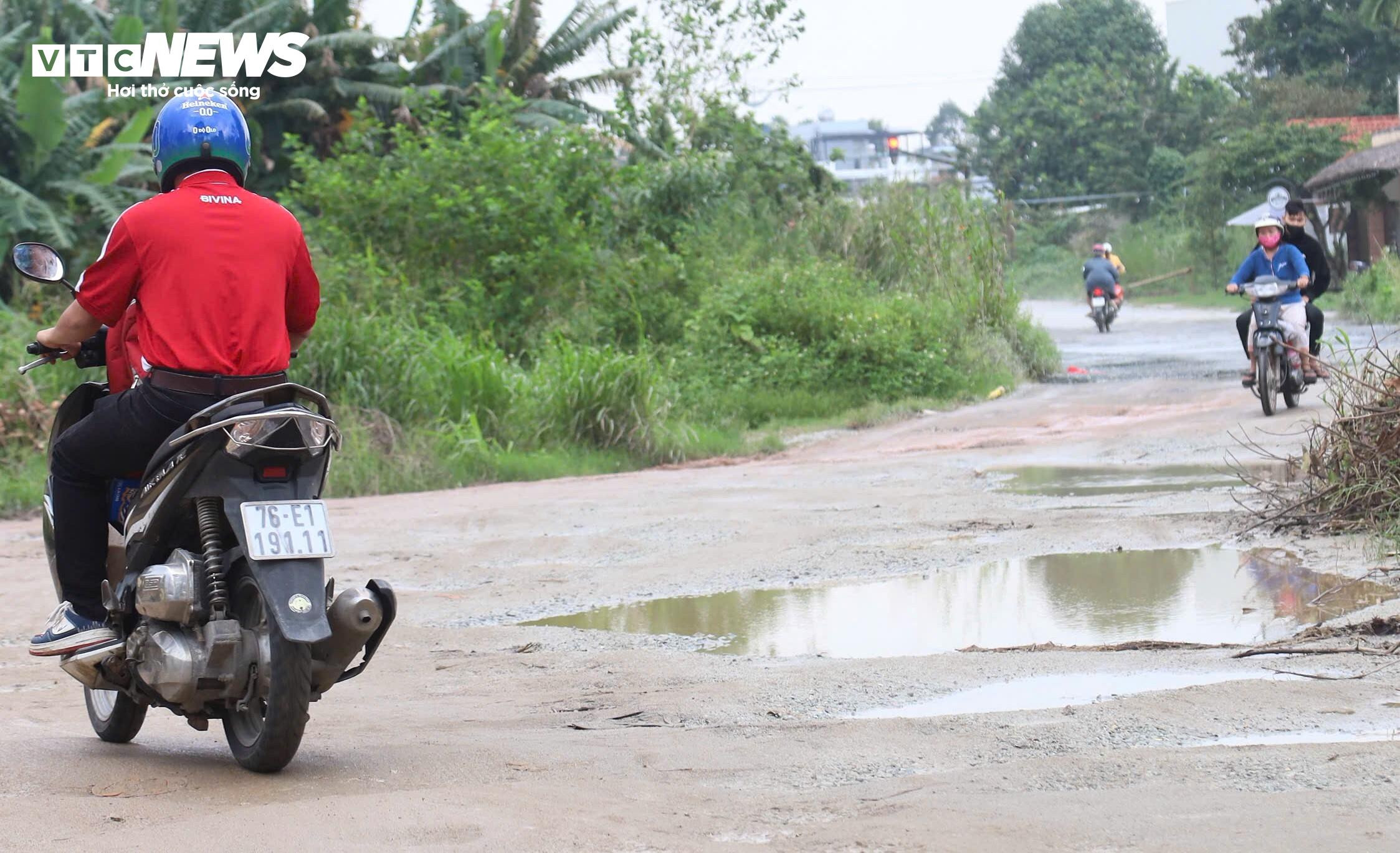 Ổ voi, ổ gà chi chít trên tuyến đường làm gần 1 thập kỷ chưa xong ở Quảng Ngãi - 3