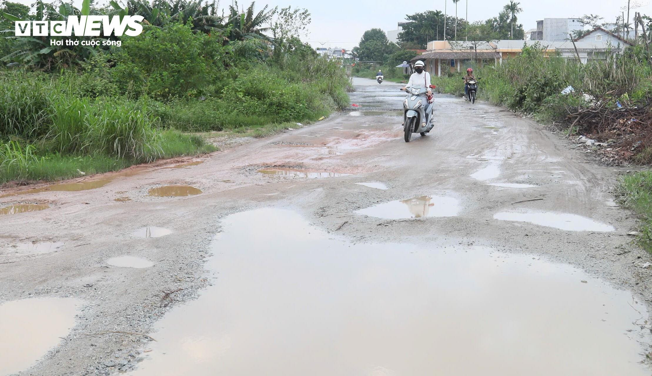 Ổ voi, ổ gà chi chít trên tuyến đường làm gần 1 thập kỷ chưa xong ở Quảng Ngãi - 1