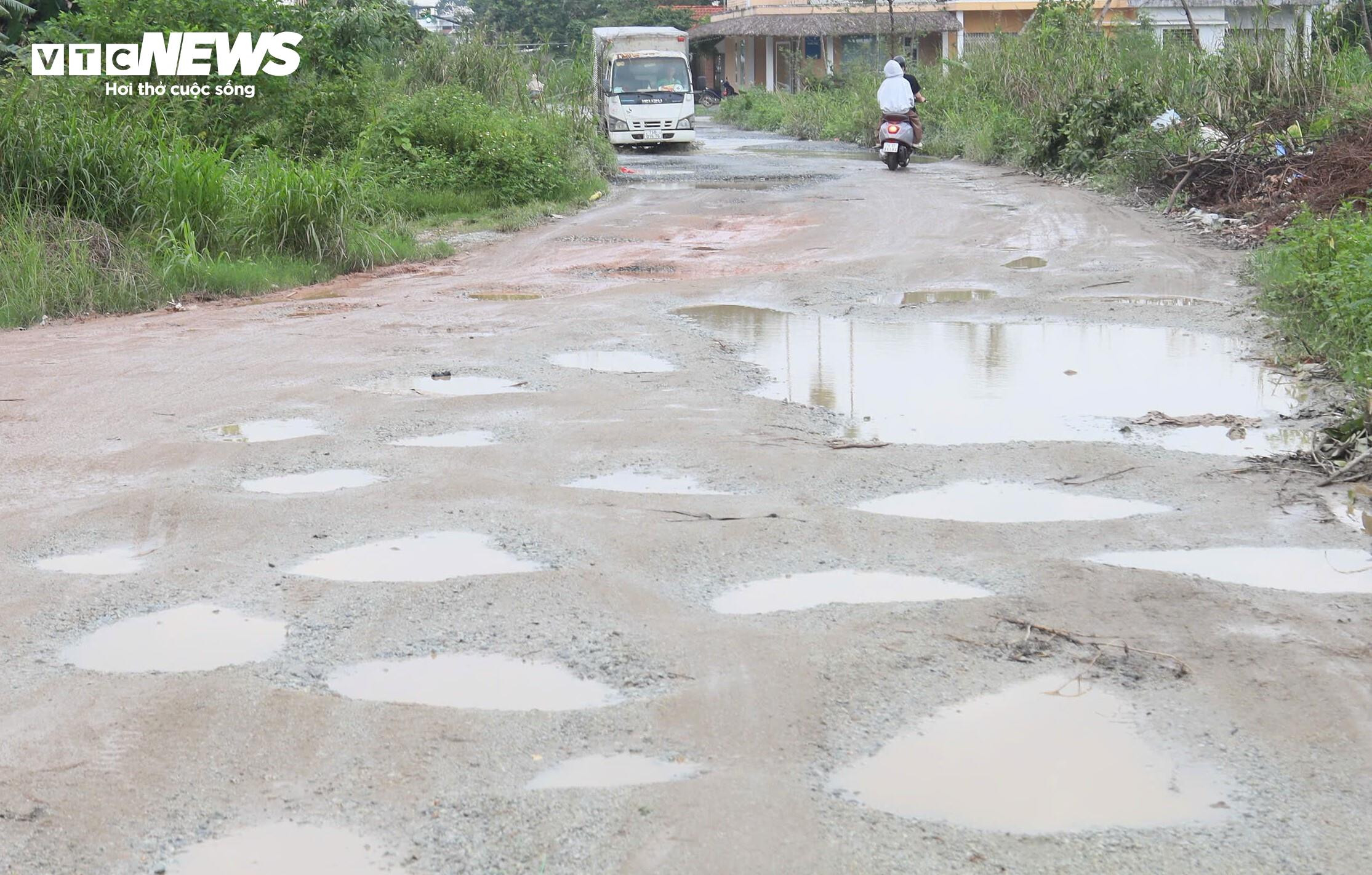 Ổ voi, ổ gà chi chít trên tuyến đường làm gần 1 thập kỷ chưa xong ở Quảng Ngãi - 4