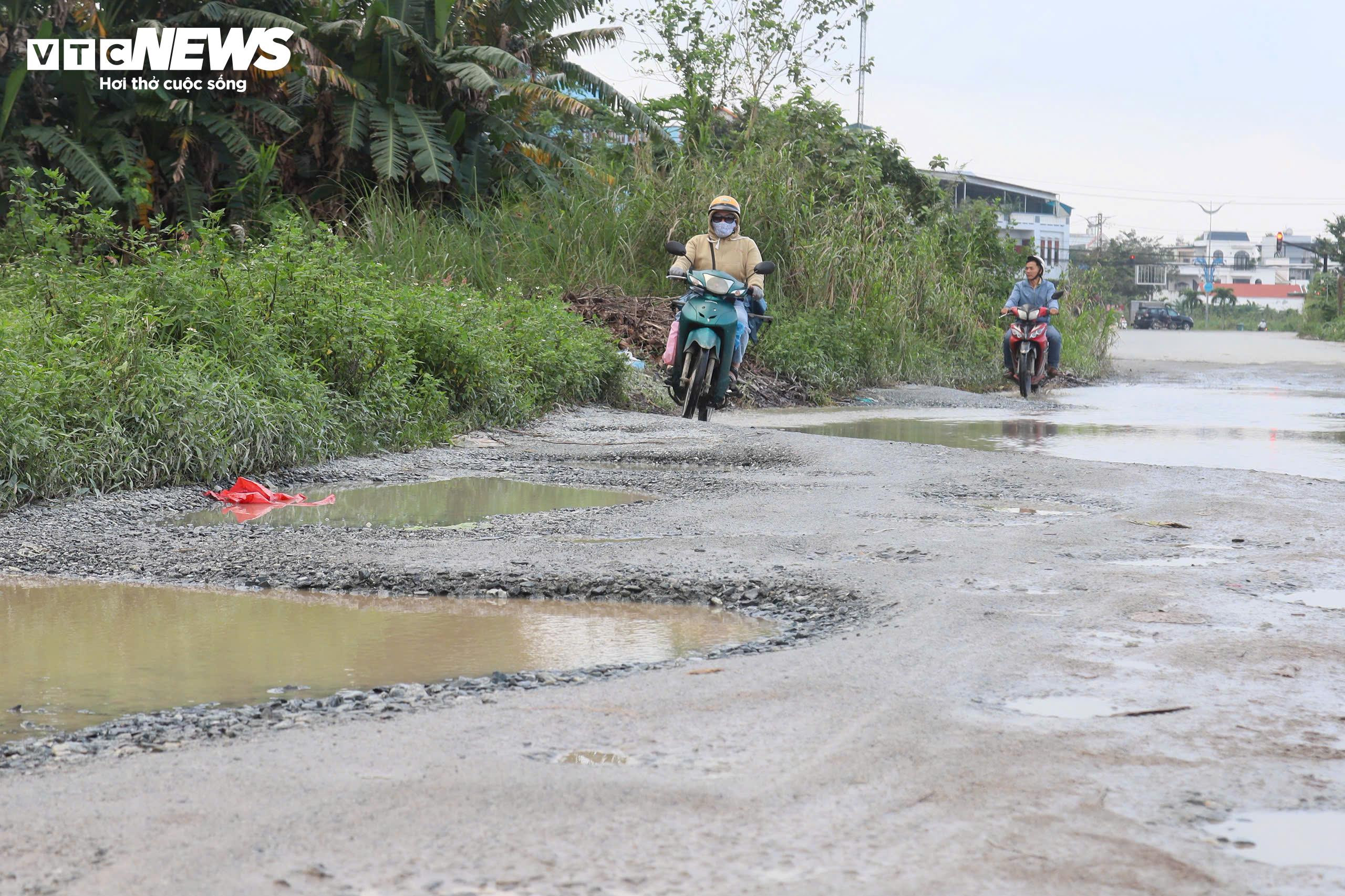 Ổ voi, ổ gà chi chít trên tuyến đường làm gần 1 thập kỷ chưa xong ở Quảng Ngãi - 5