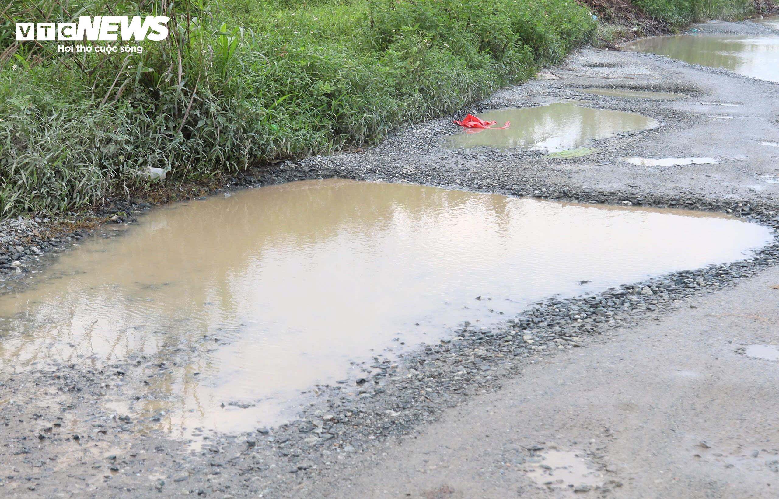 Ổ voi, ổ gà chi chít trên tuyến đường làm gần 1 thập kỷ chưa xong ở Quảng Ngãi - 8