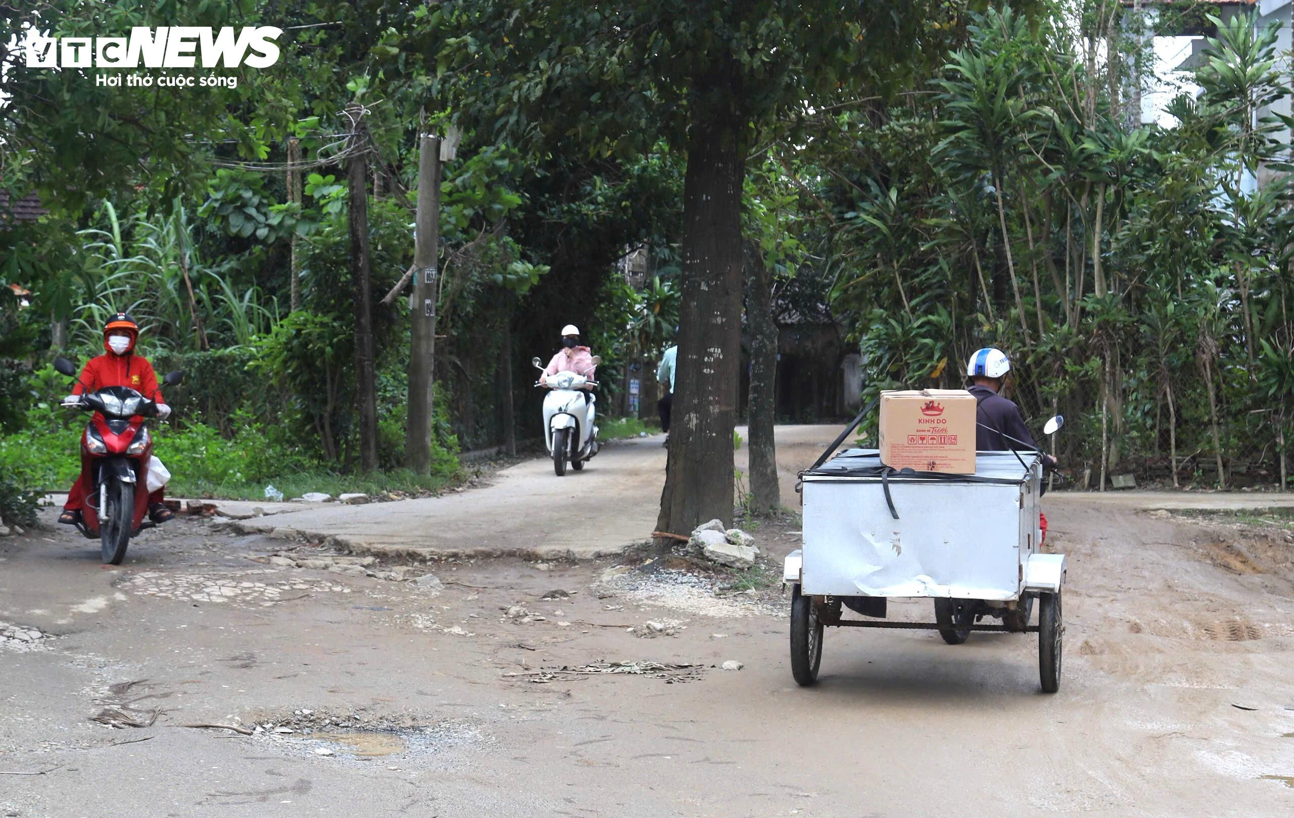 Ổ voi, ổ gà chi chít trên tuyến đường làm gần 1 thập kỷ chưa xong ở Quảng Ngãi - 6