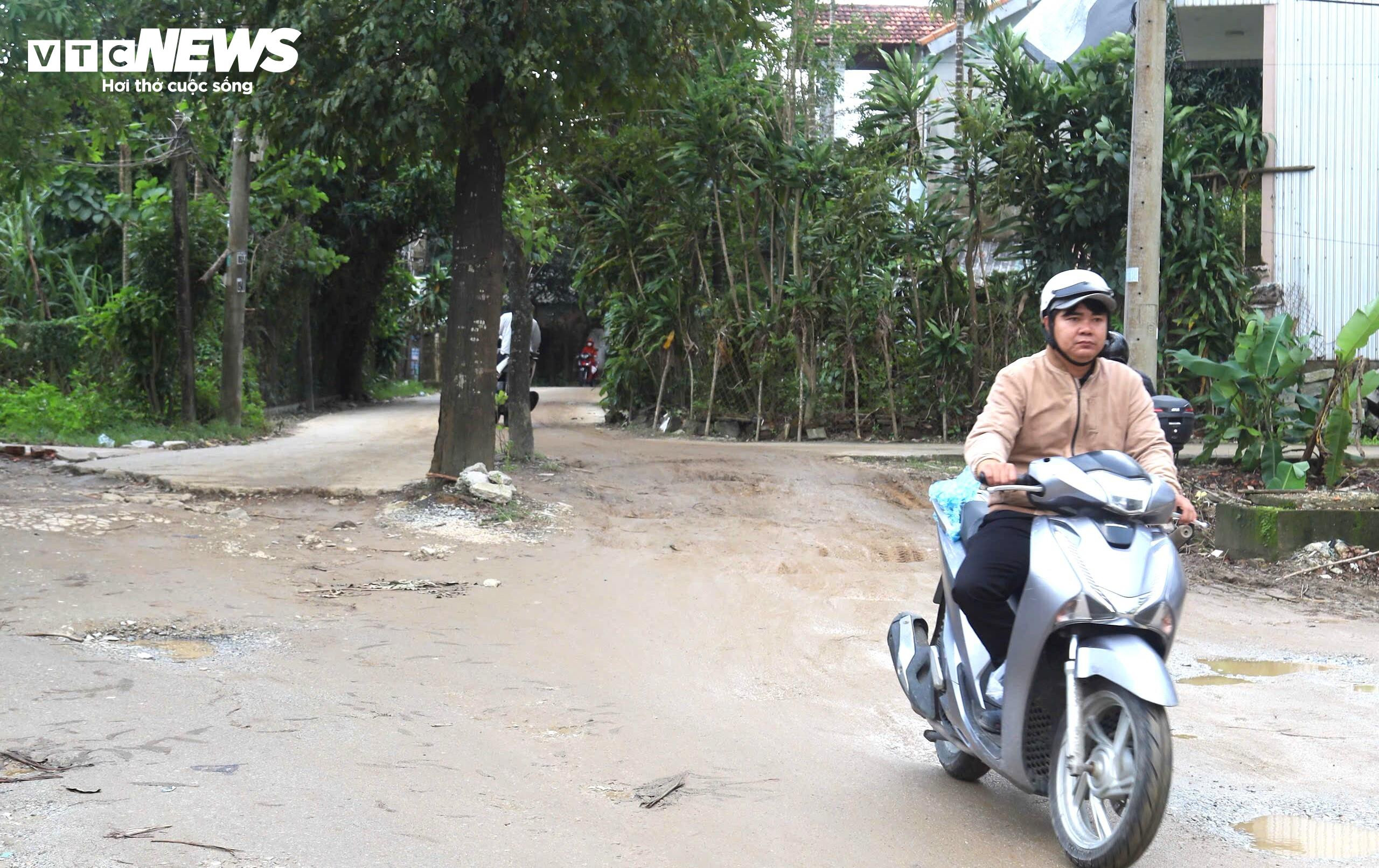 Ổ voi, ổ gà chi chít trên tuyến đường làm gần 1 thập kỷ chưa xong ở Quảng Ngãi - 2