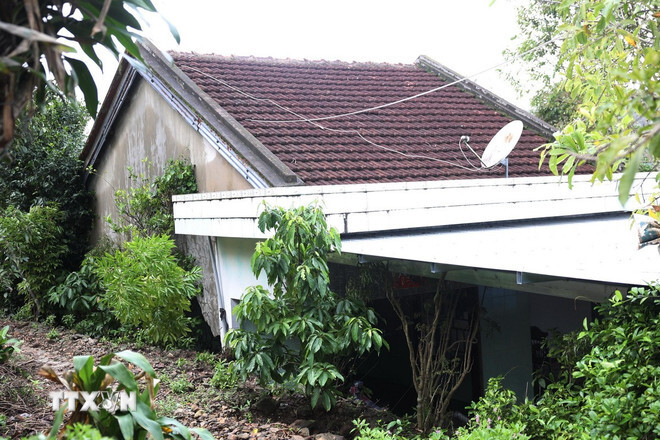 Một căn nhà bị sụt lún hoàn toàn sau trận mưa lũ lịch sử ở Đắk Lắk. (Ảnh: Tuấn Anh/TTXVN)