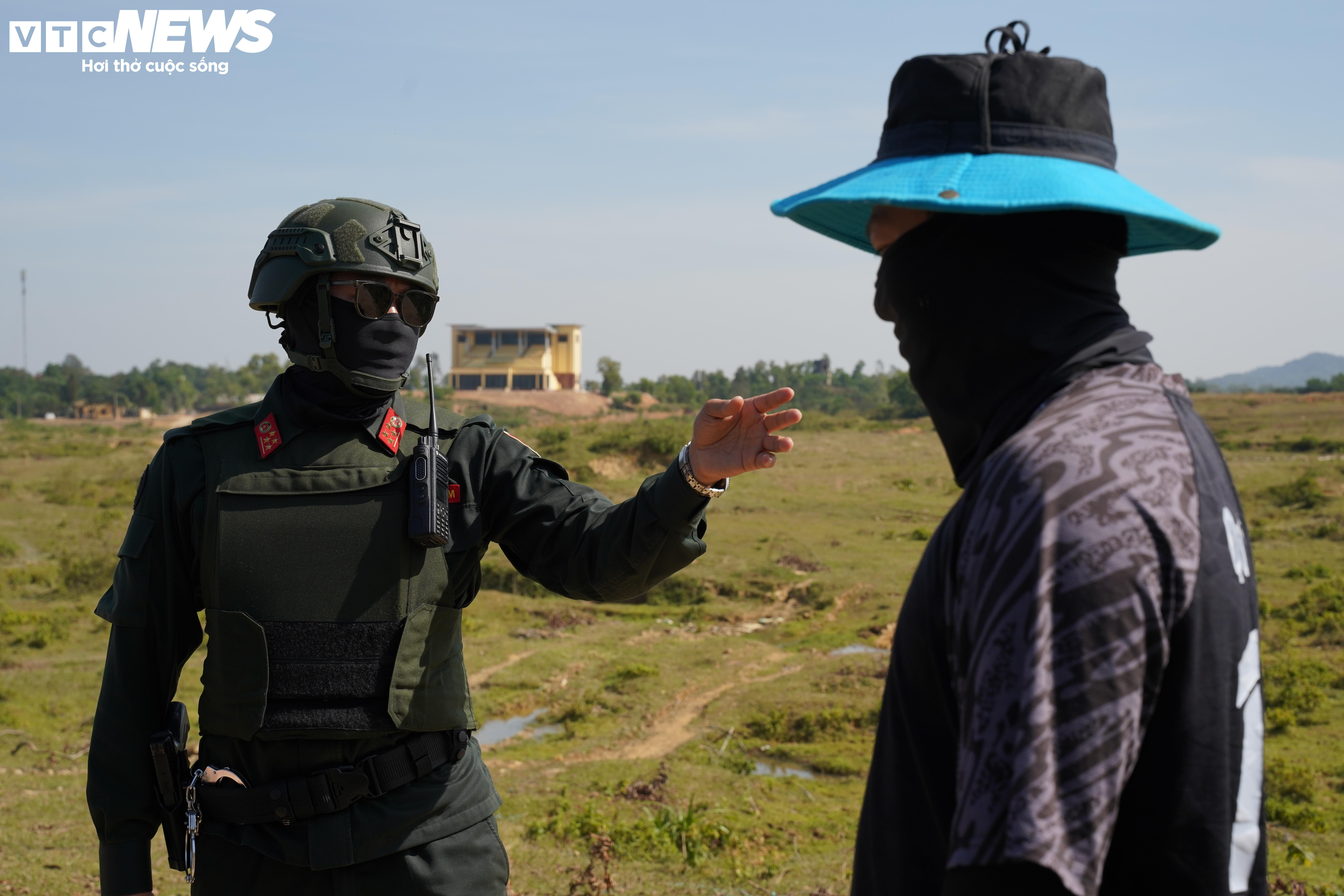 Cảnh sát gìn giữ hòa bình diễn tập chống khủng bố, bảo vệ yếu nhân - 10