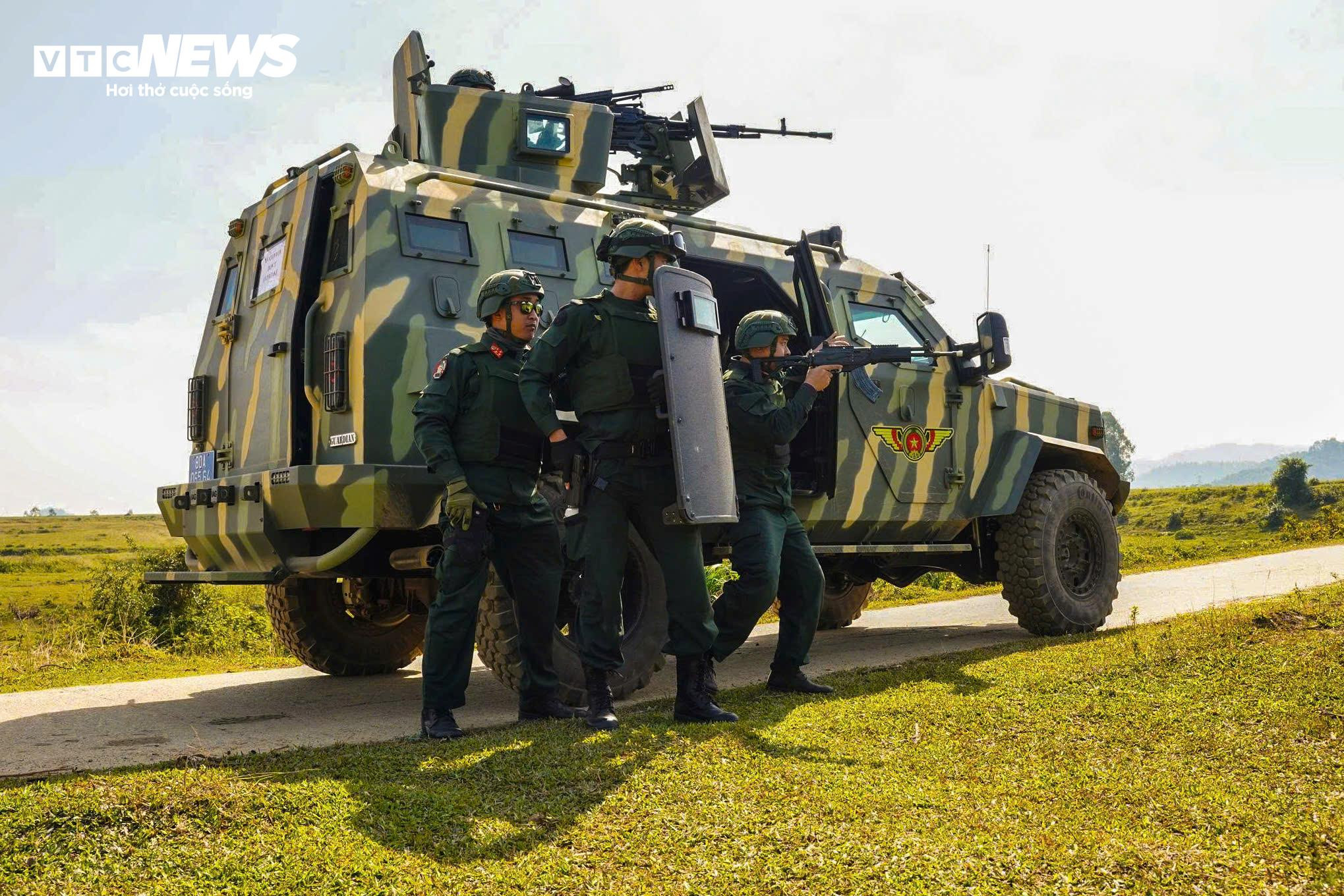 Cảnh sát gìn giữ hòa bình diễn tập chống khủng bố, bảo vệ yếu nhân - 12