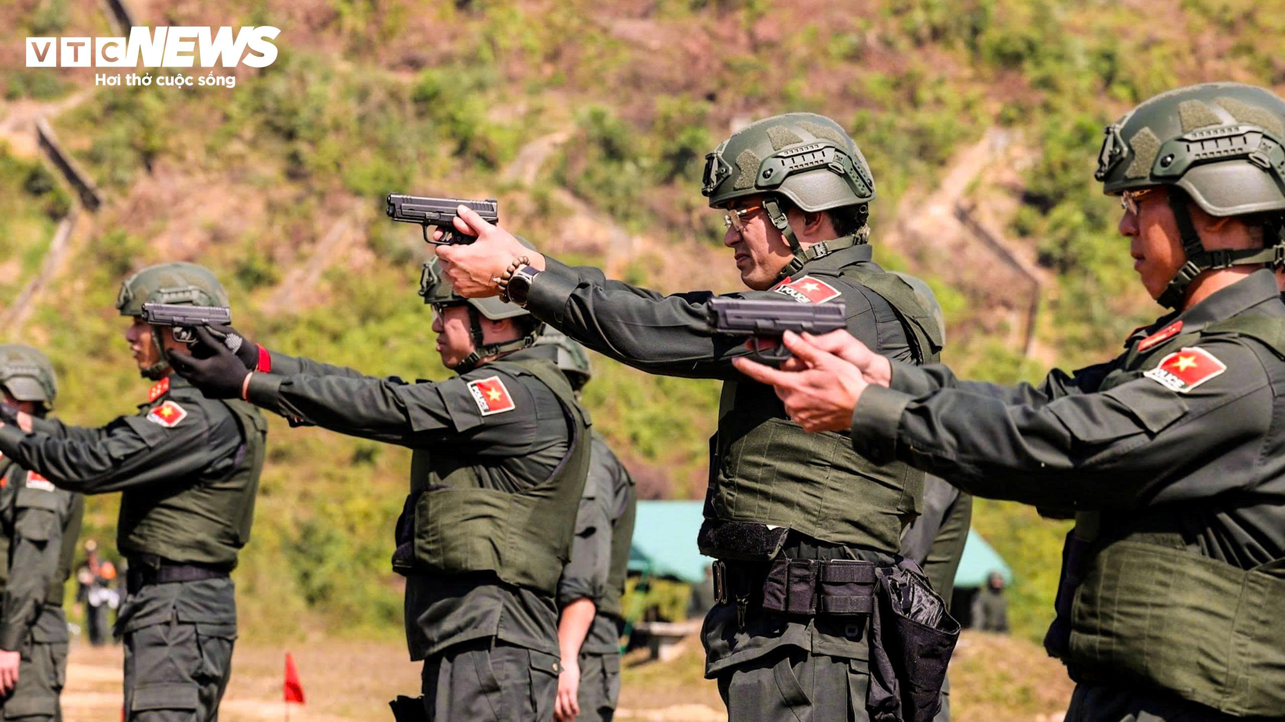 Cảnh sát gìn giữ hòa bình diễn tập chống khủng bố, bảo vệ yếu nhân - 13