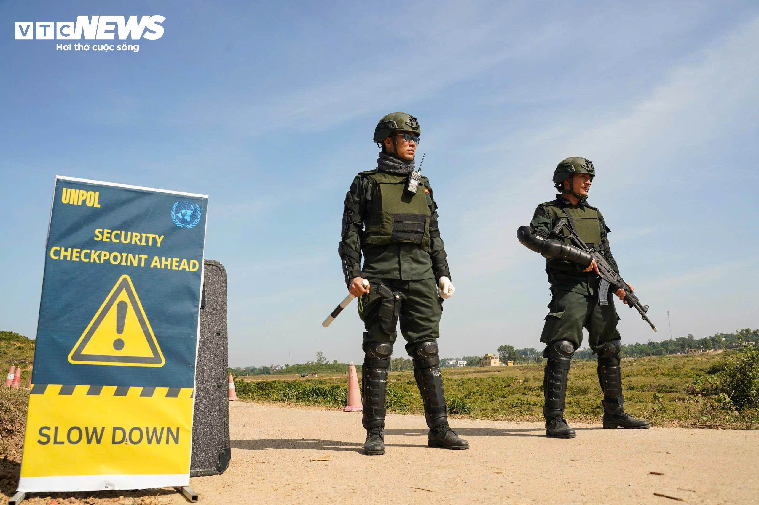 Cảnh sát gìn giữ hòa bình diễn tập chống khủng bố, bảo vệ yếu nhân - 2