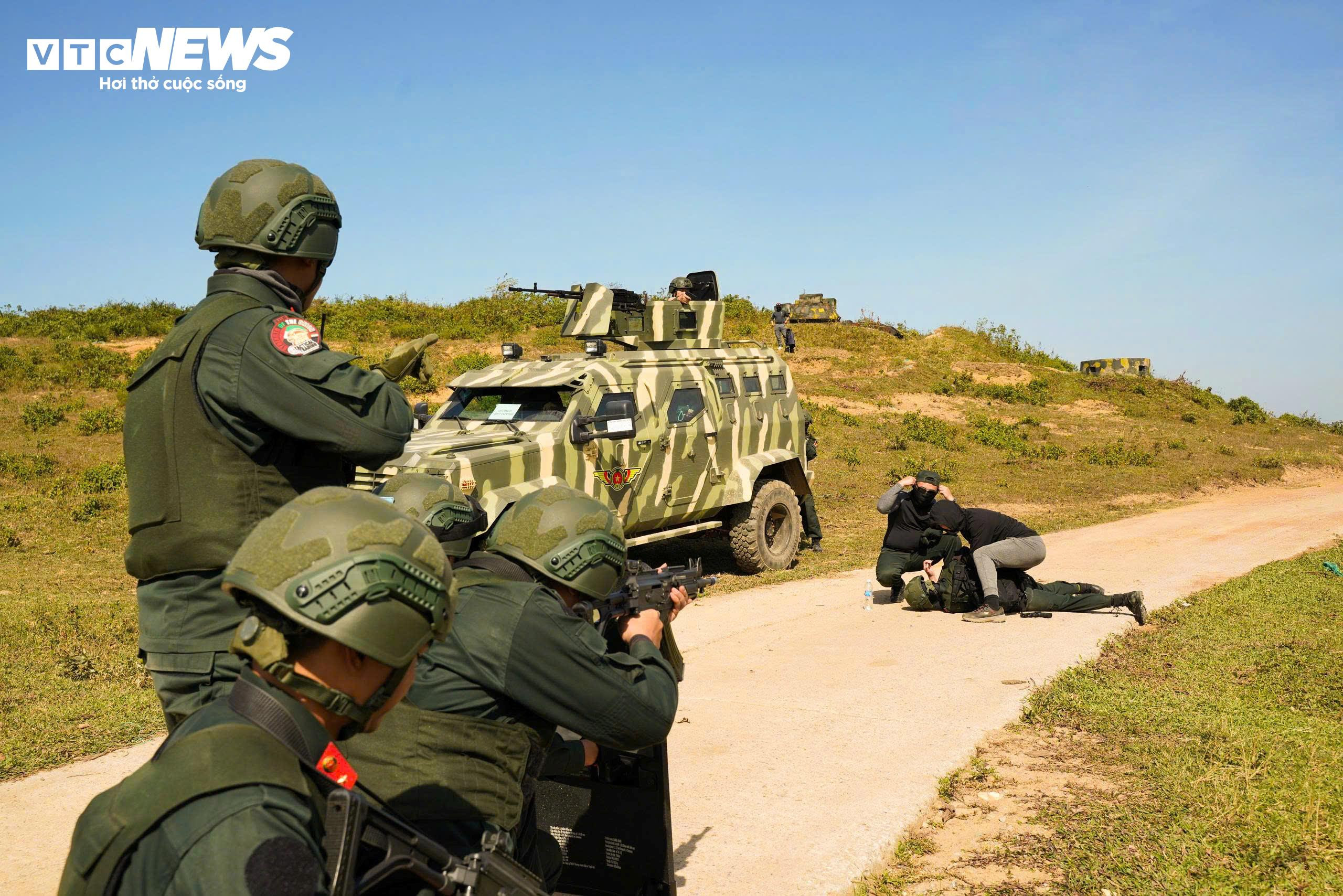 Cảnh sát gìn giữ hòa bình diễn tập chống khủng bố, bảo vệ yếu nhân - 5