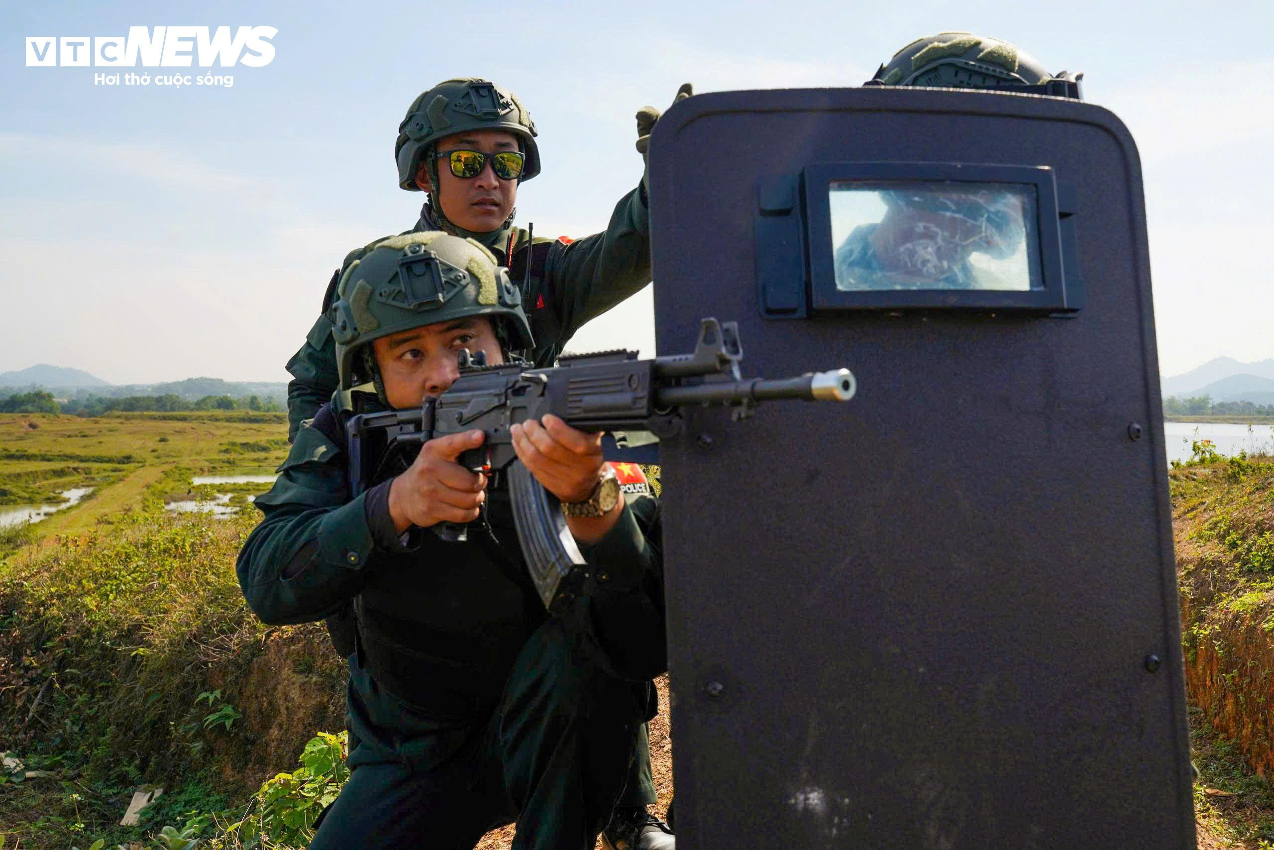 Cảnh sát gìn giữ hòa bình diễn tập chống khủng bố, bảo vệ yếu nhân - 4