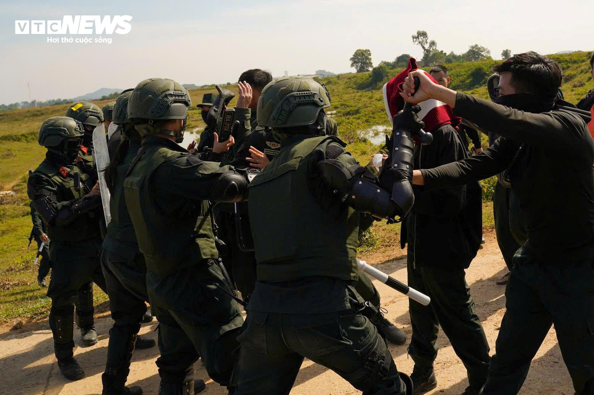 Cảnh sát gìn giữ hòa bình diễn tập chống khủng bố, bảo vệ yếu nhân - 7