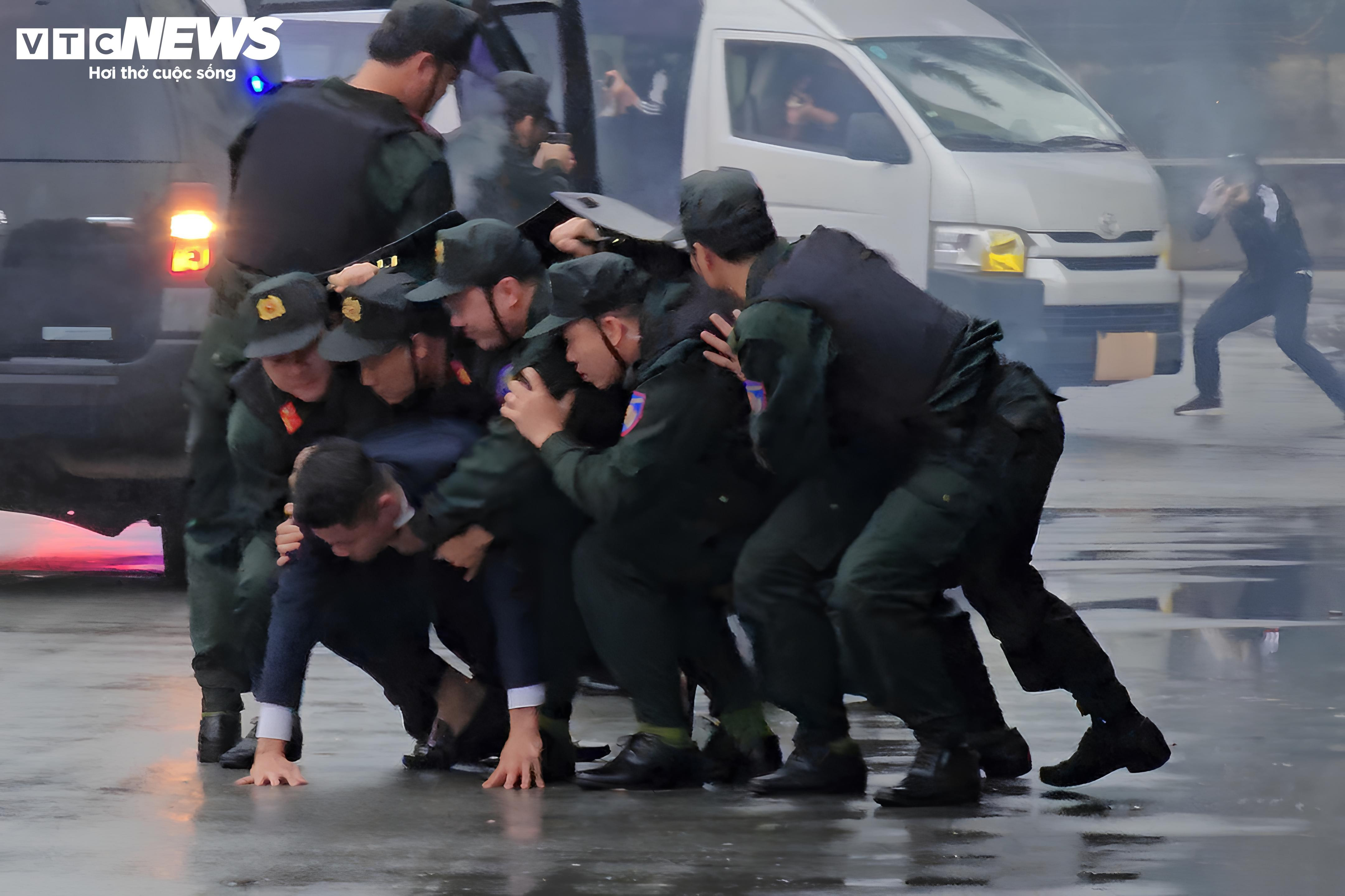 Cảnh sát gìn giữ hòa bình diễn tập chống khủng bố, bảo vệ yếu nhân - 9