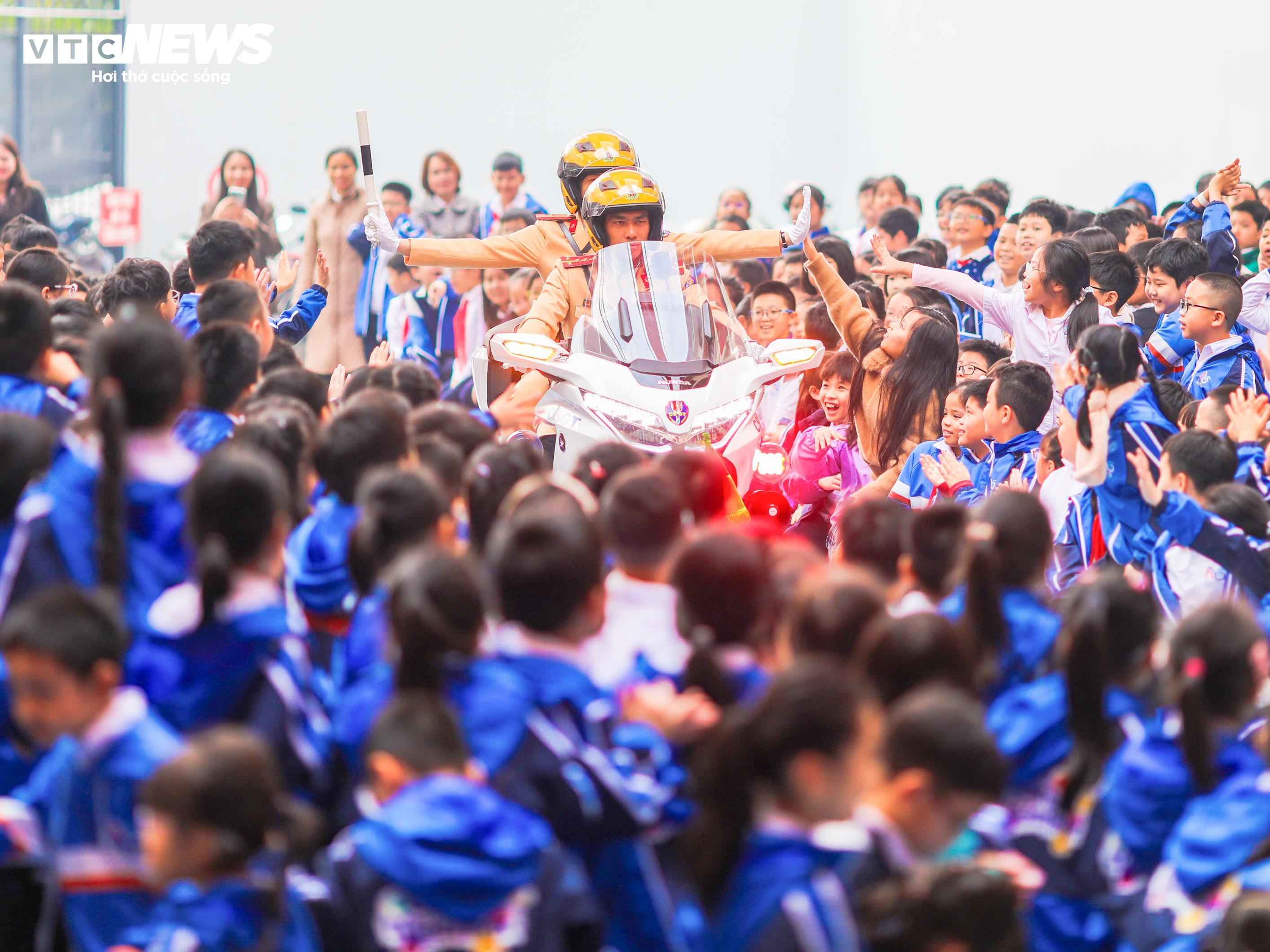 Học sinh Hà Nội thích thú trải nghiệm làm cảnh sát, điều tiết giao thông - 10