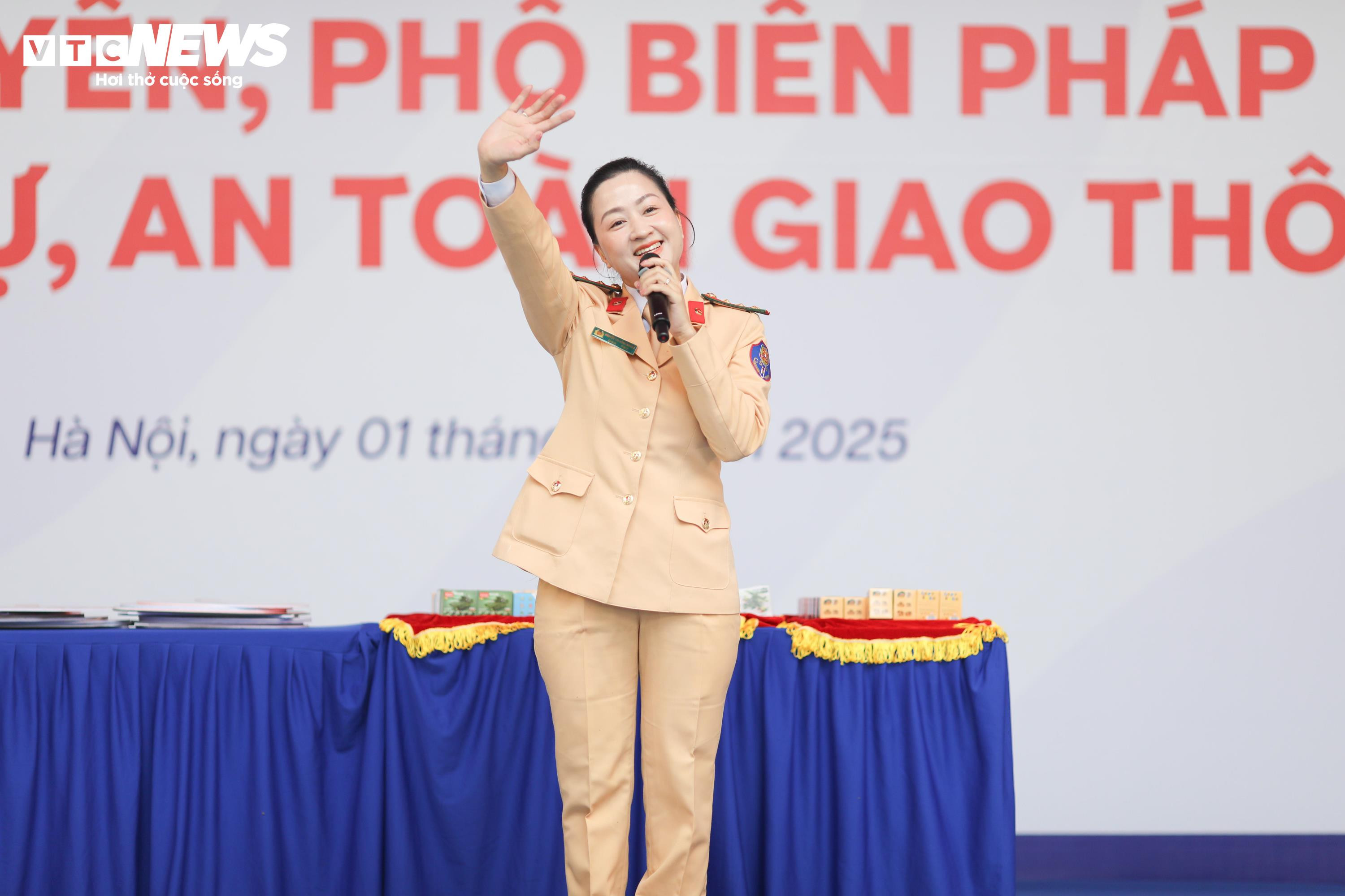 Học sinh Hà Nội thích thú trải nghiệm làm cảnh sát, điều tiết giao thông - 11