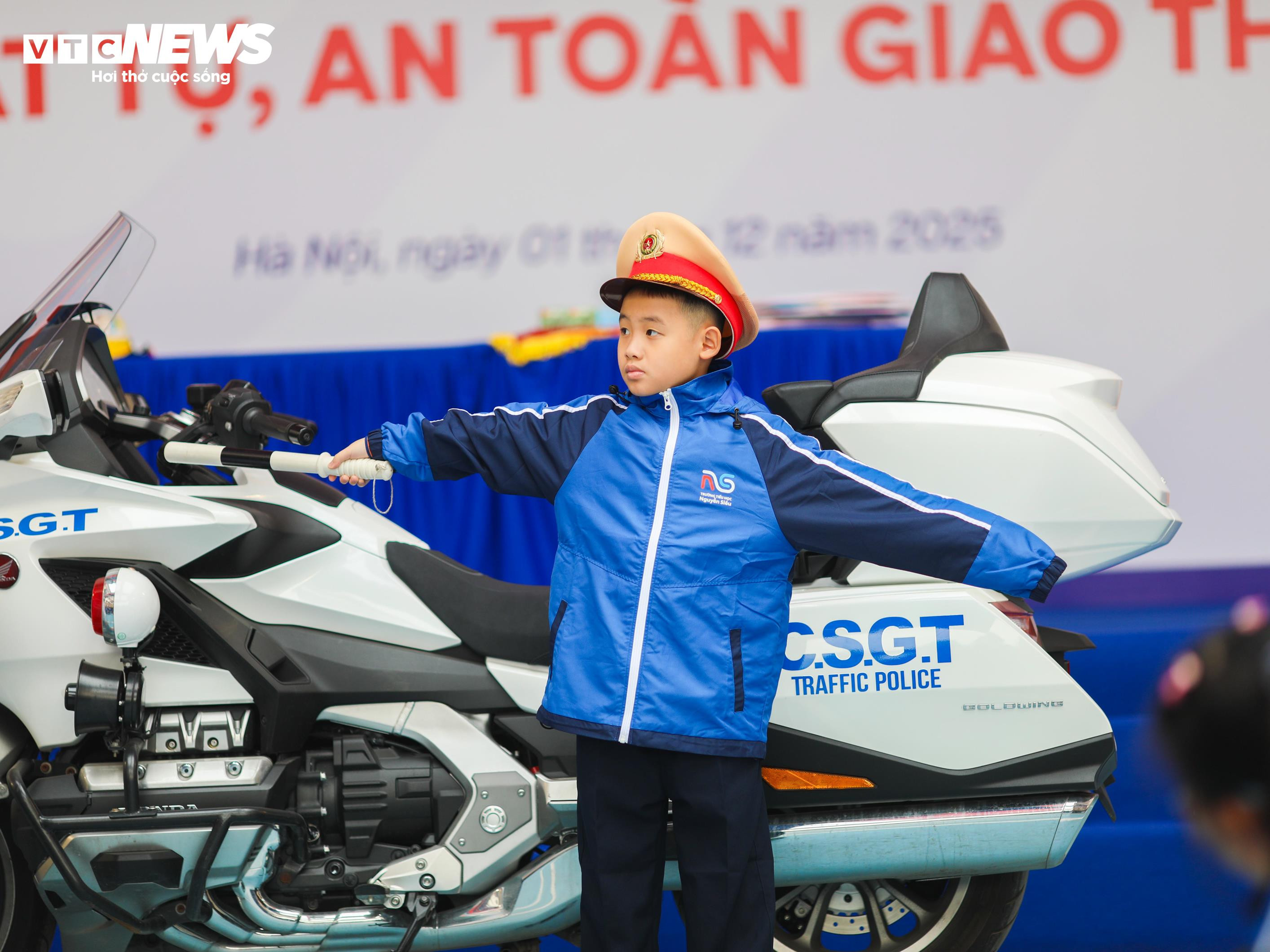 Học sinh Hà Nội thích thú trải nghiệm làm cảnh sát, điều tiết giao thông - 12