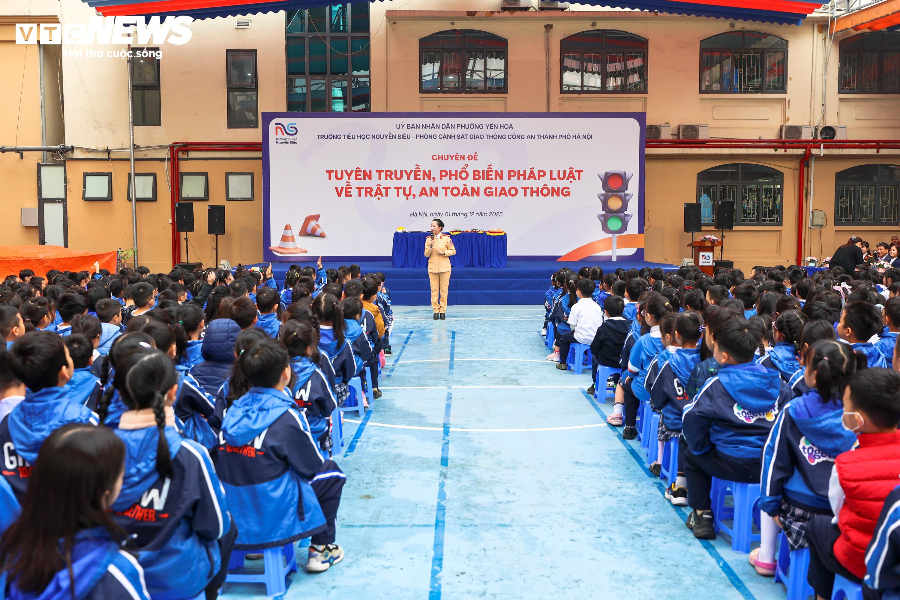 Học sinh Hà Nội thích thú trải nghiệm làm cảnh sát, điều tiết giao thông - 1