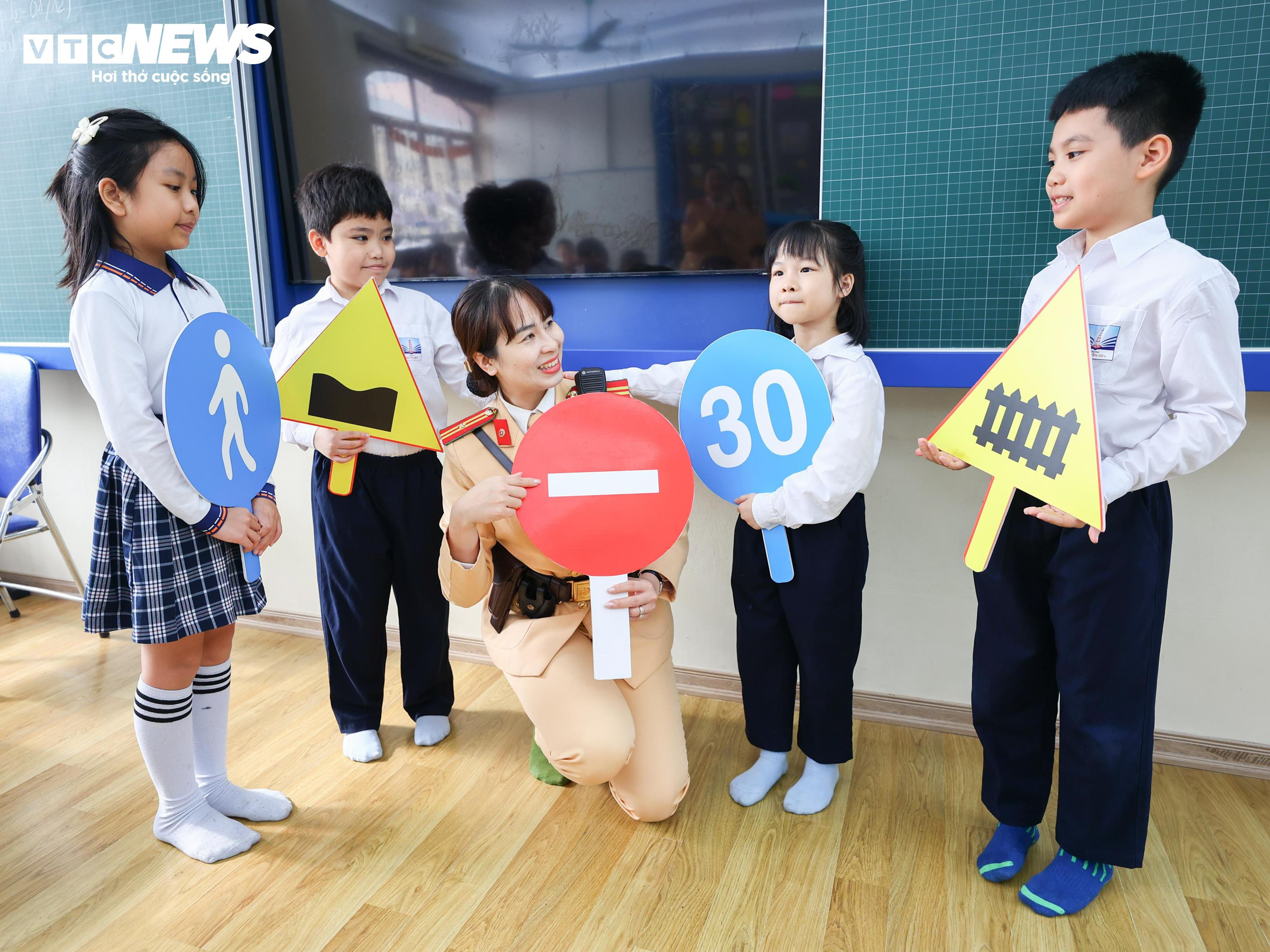 Học sinh Hà Nội thích thú trải nghiệm làm cảnh sát, điều tiết giao thông - 9