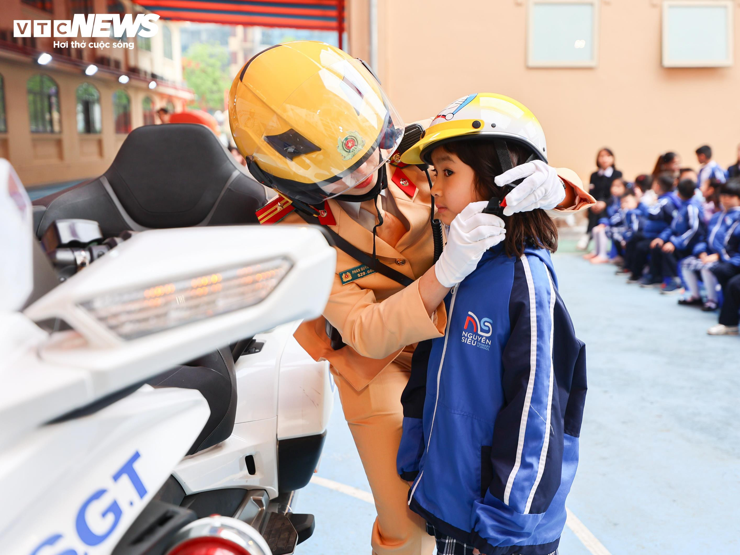 Học sinh Hà Nội thích thú trải nghiệm làm cảnh sát, điều tiết giao thông - 2