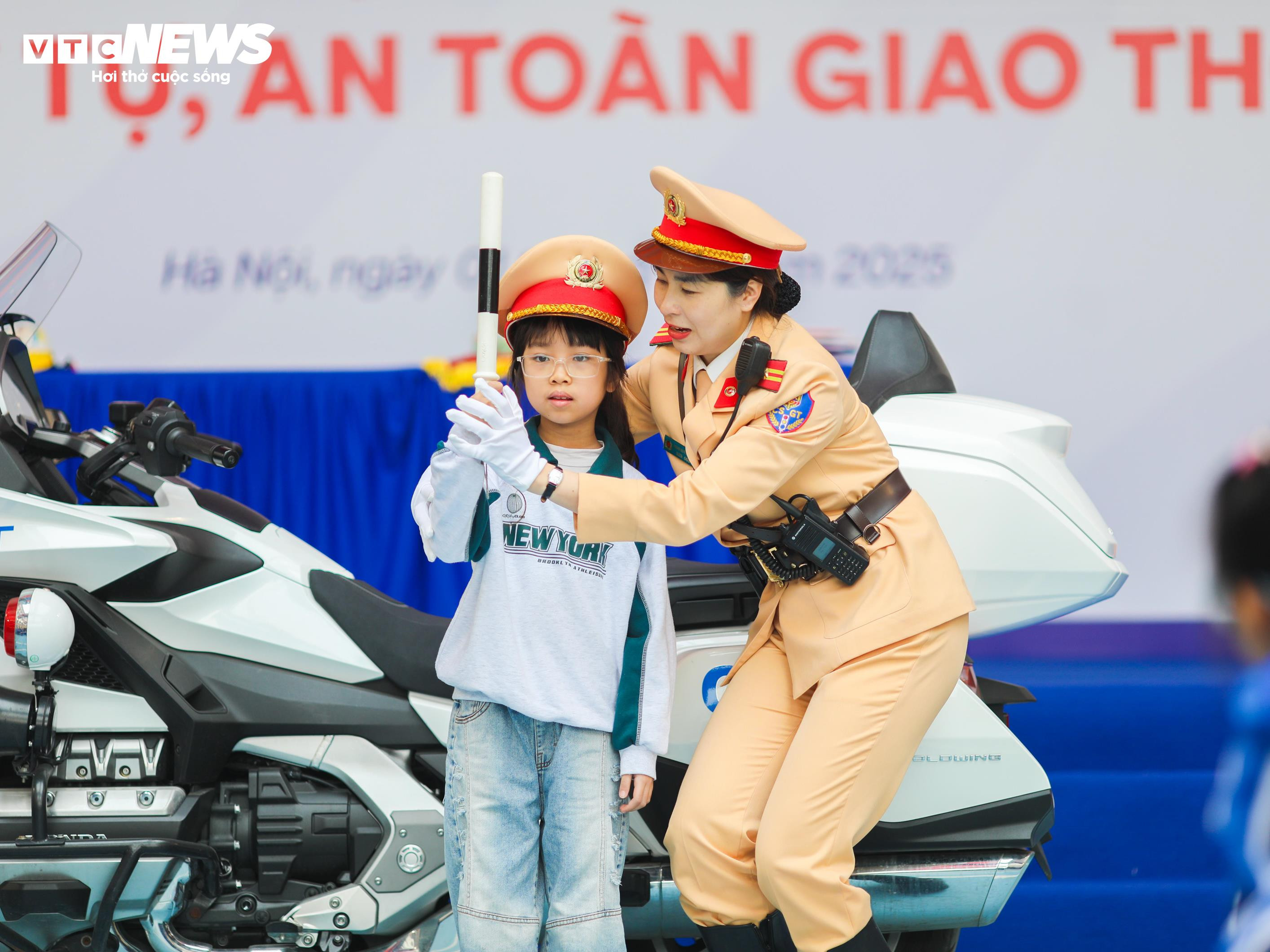 Học sinh Hà Nội thích thú trải nghiệm làm cảnh sát, điều tiết giao thông - 5