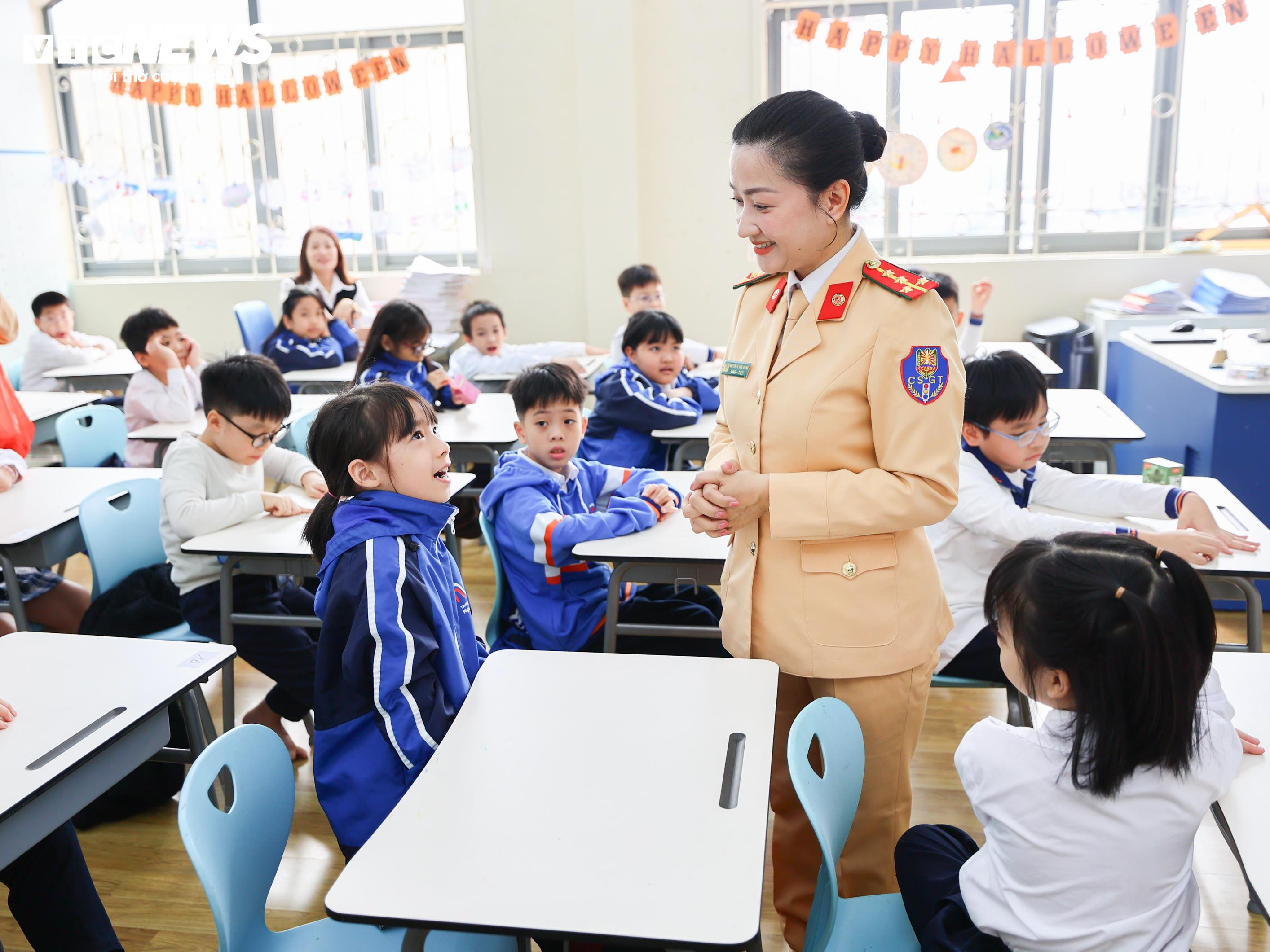 Học sinh Hà Nội thích thú trải nghiệm làm cảnh sát, điều tiết giao thông - 4