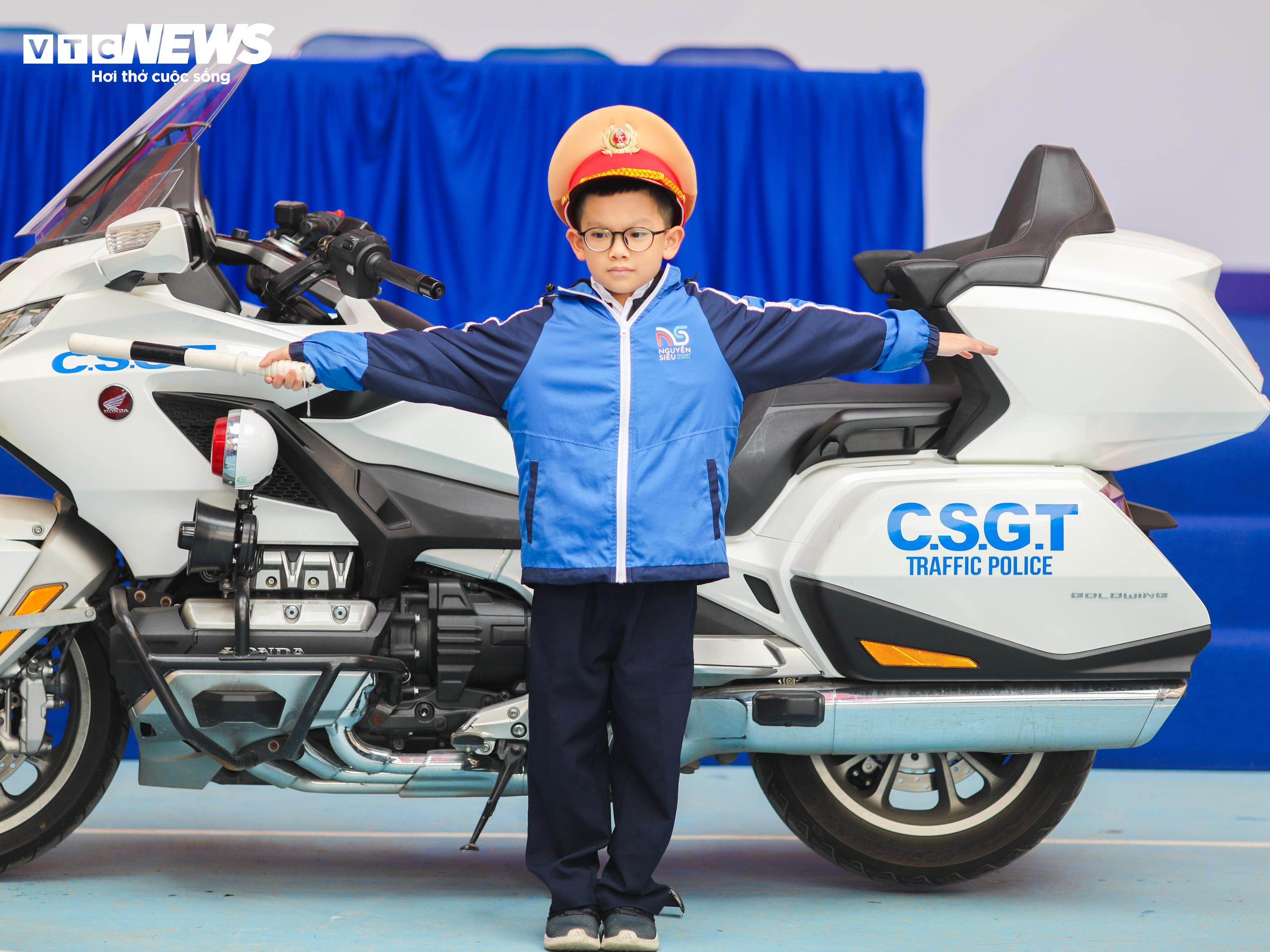 Học sinh Hà Nội thích thú trải nghiệm làm cảnh sát, điều tiết giao thông - 6