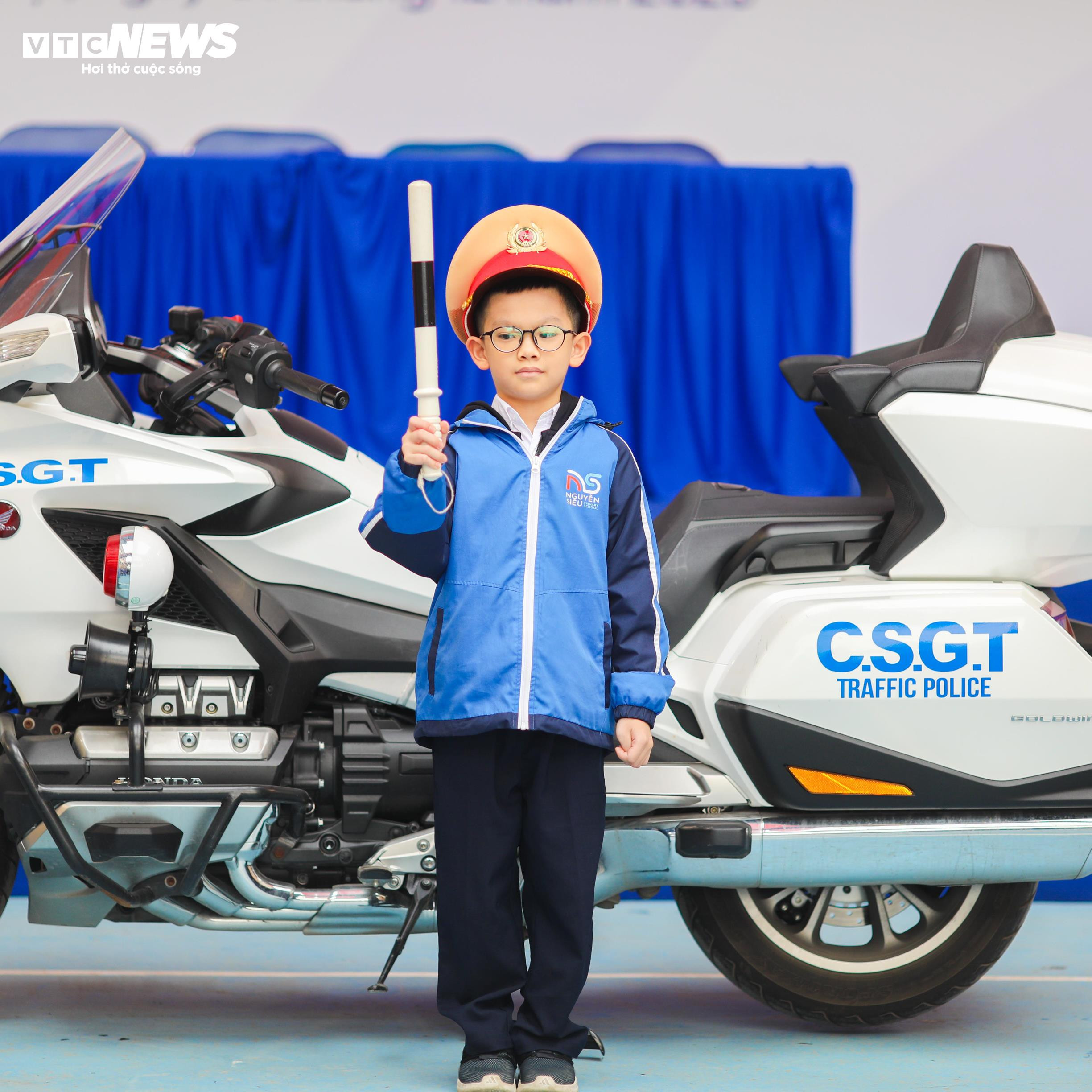 Học sinh Hà Nội thích thú trải nghiệm làm cảnh sát, điều tiết giao thông - 7