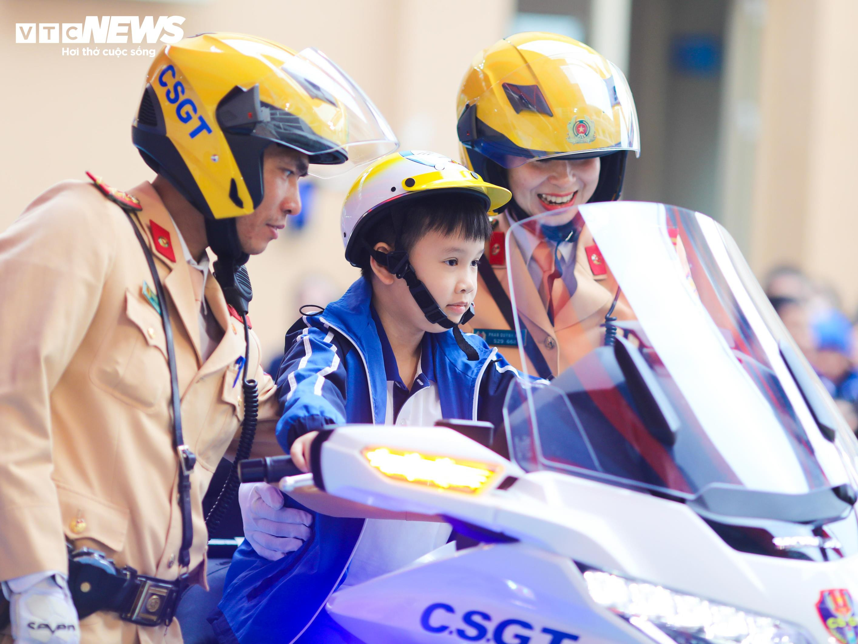 Học sinh Hà Nội thích thú trải nghiệm làm cảnh sát, điều tiết giao thông - 8