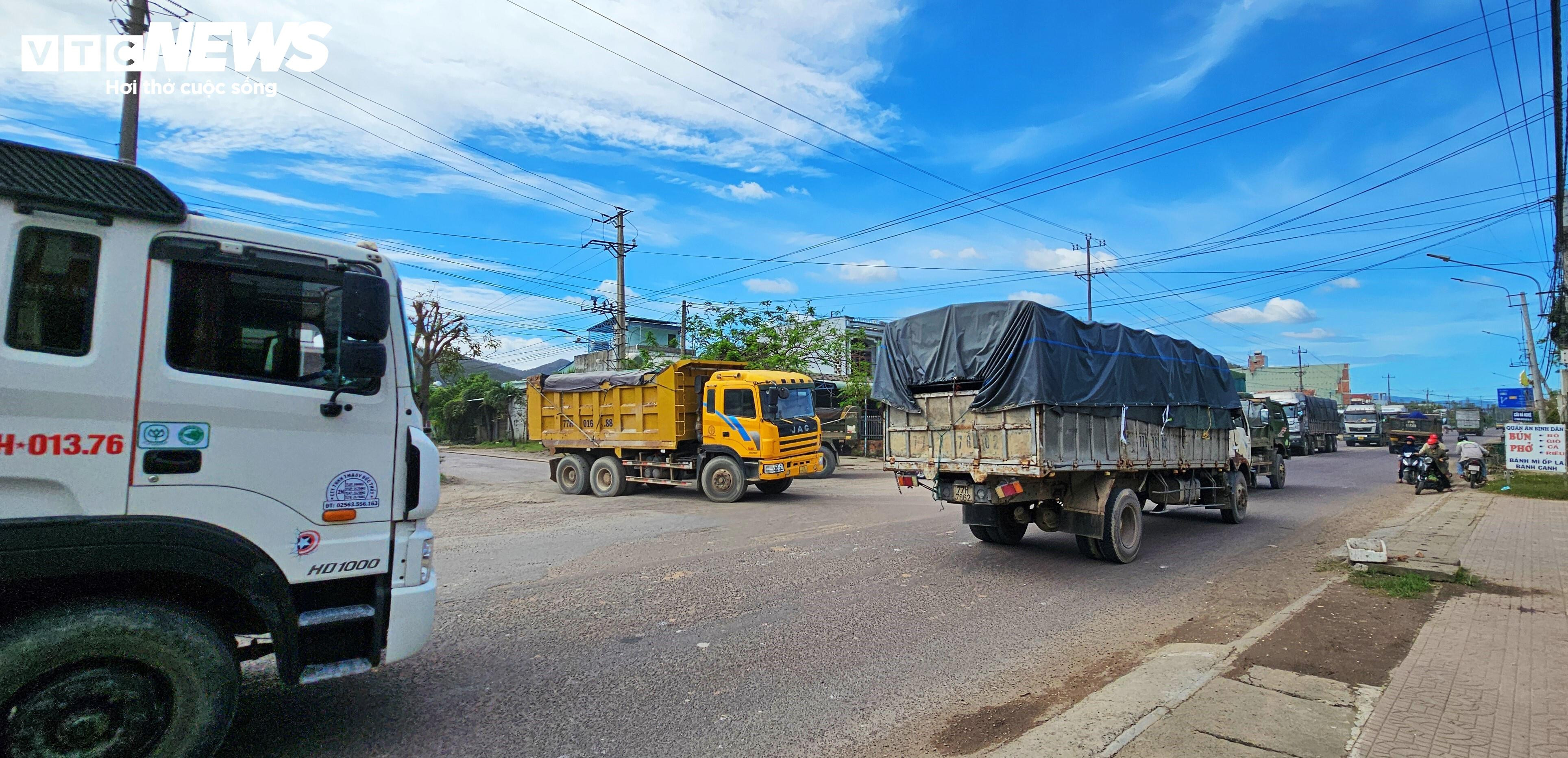 Ổ gà, ổ voi 'nhiều năm tuổi' trên quốc lộ 19 qua Gia Lai: Dân khổ, tài xế ám ảnh - 11