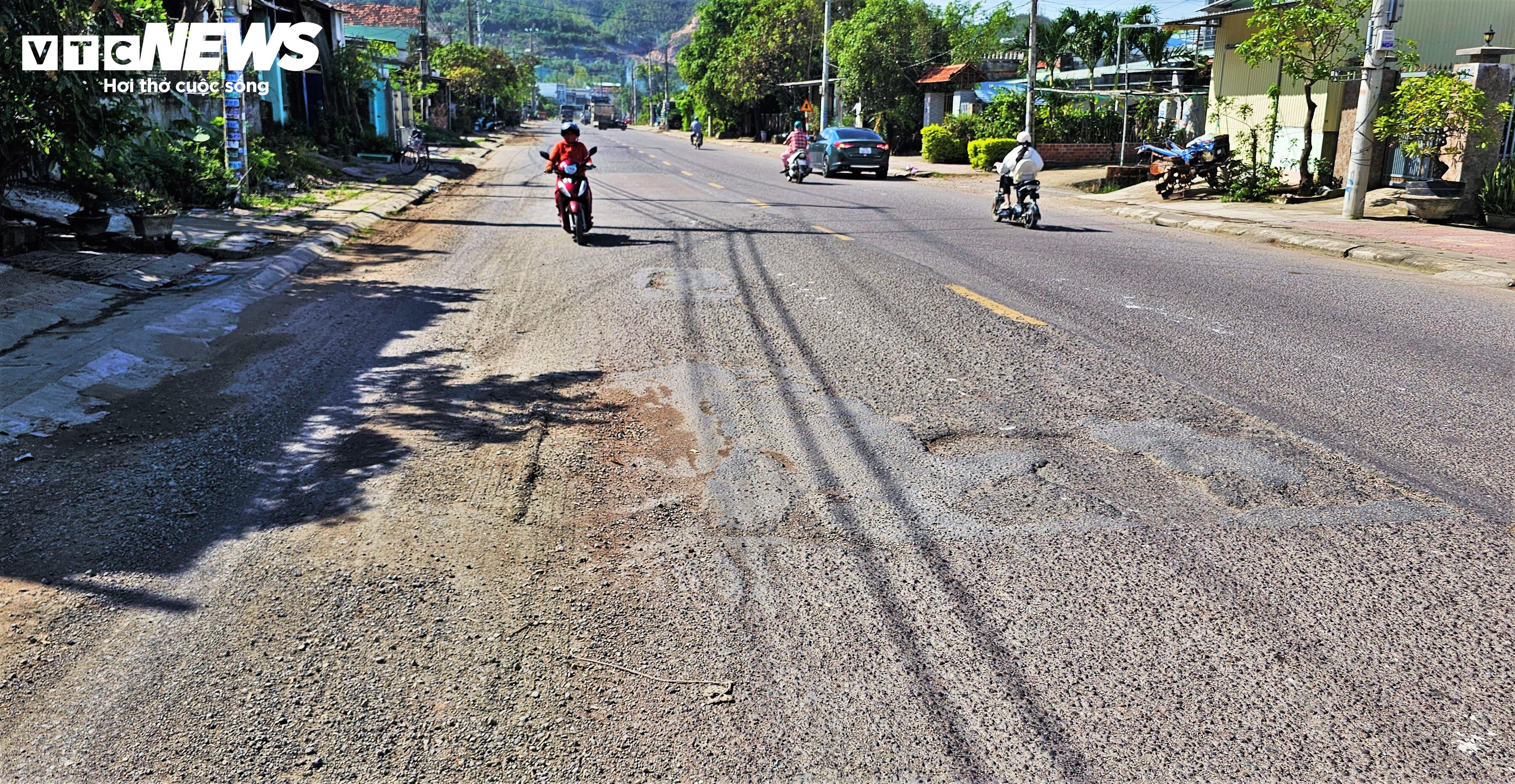 Ổ gà, ổ voi 'nhiều năm tuổi' trên quốc lộ 19 qua Gia Lai: Dân khổ, tài xế ám ảnh - 9