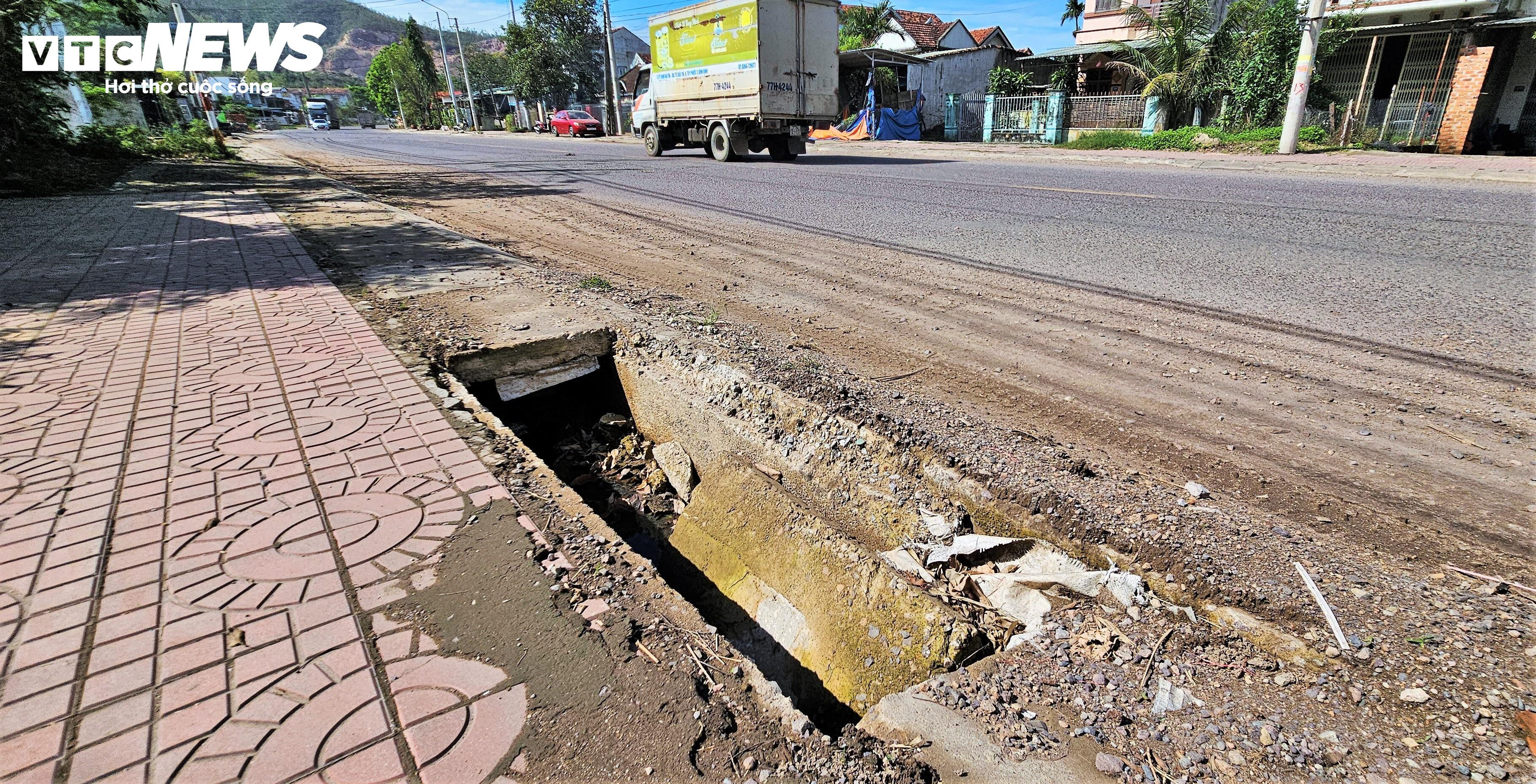 Ổ gà, ổ voi 'nhiều năm tuổi' trên quốc lộ 19 qua Gia Lai: Dân khổ, tài xế ám ảnh - 7