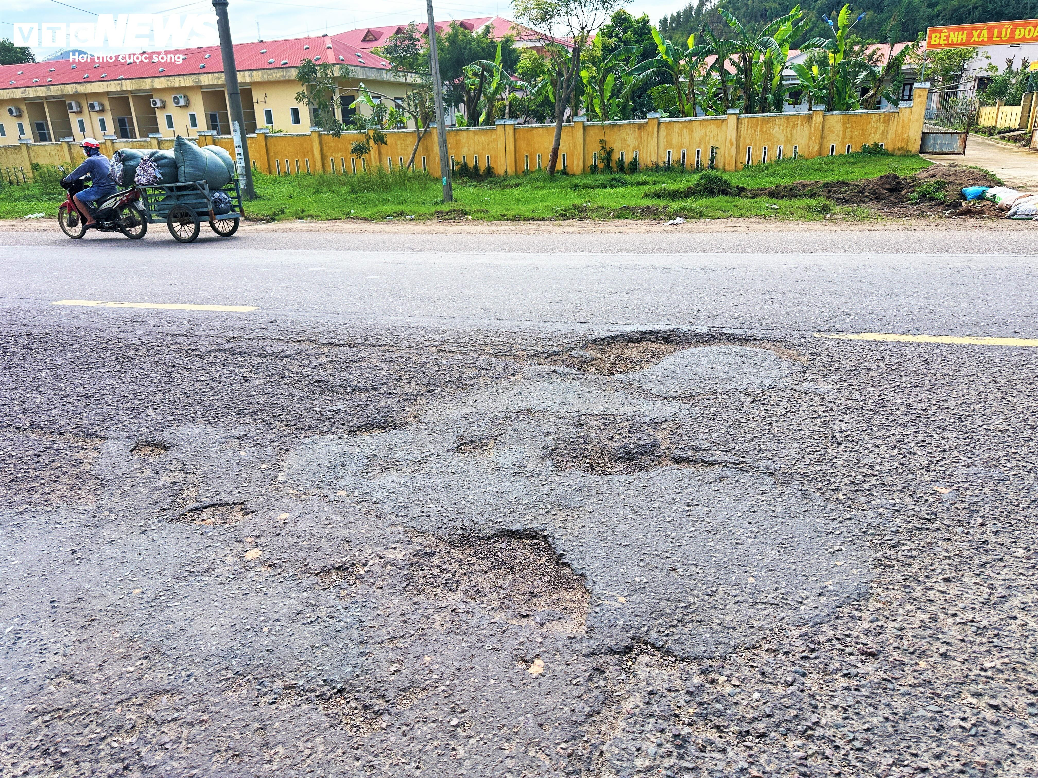 Ổ gà, ổ voi 'nhiều năm tuổi' trên quốc lộ 19 qua Gia Lai: Dân khổ, tài xế ám ảnh - 14