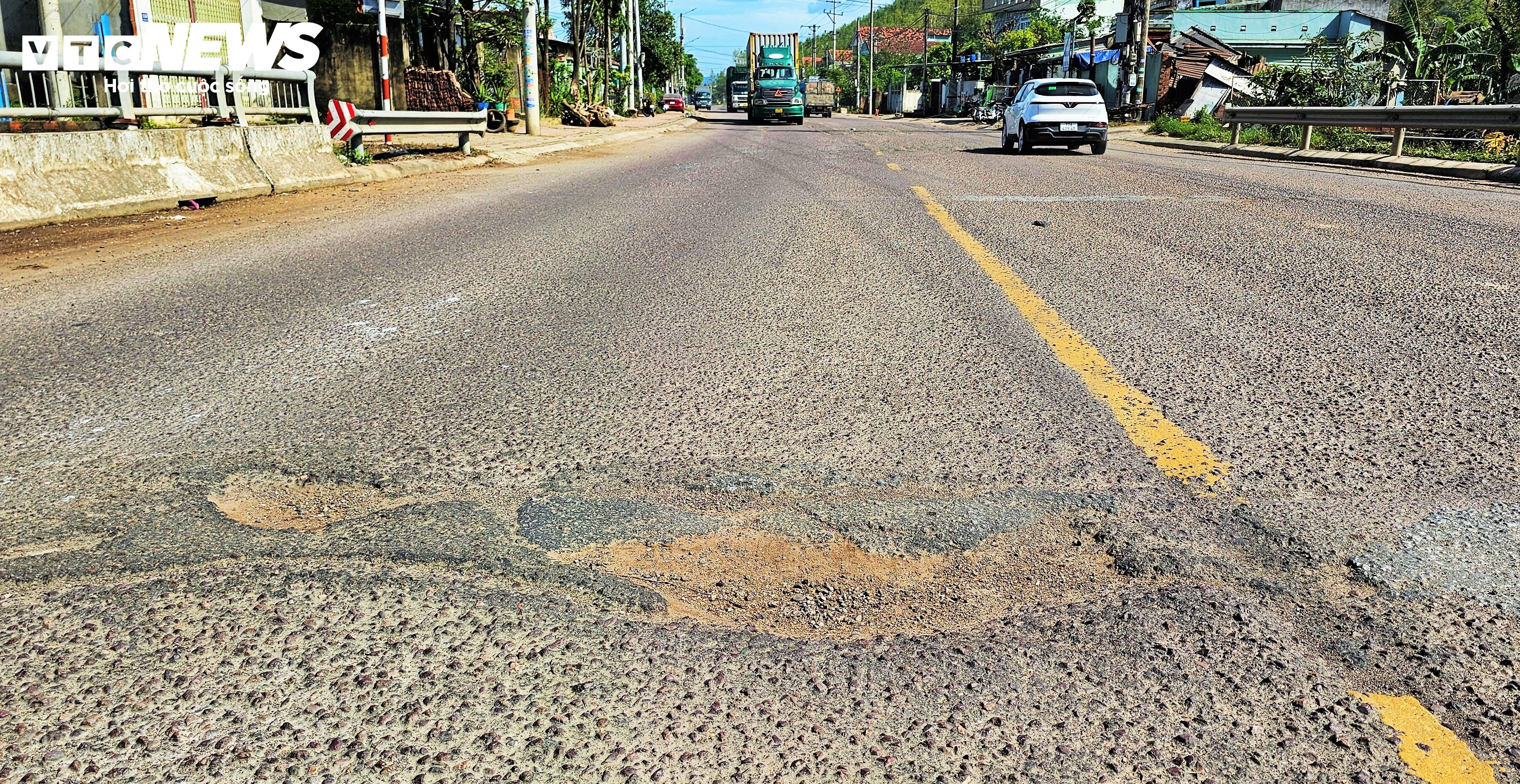 Ổ gà, ổ voi 'nhiều năm tuổi' trên quốc lộ 19 qua Gia Lai: Dân khổ, tài xế ám ảnh - 13