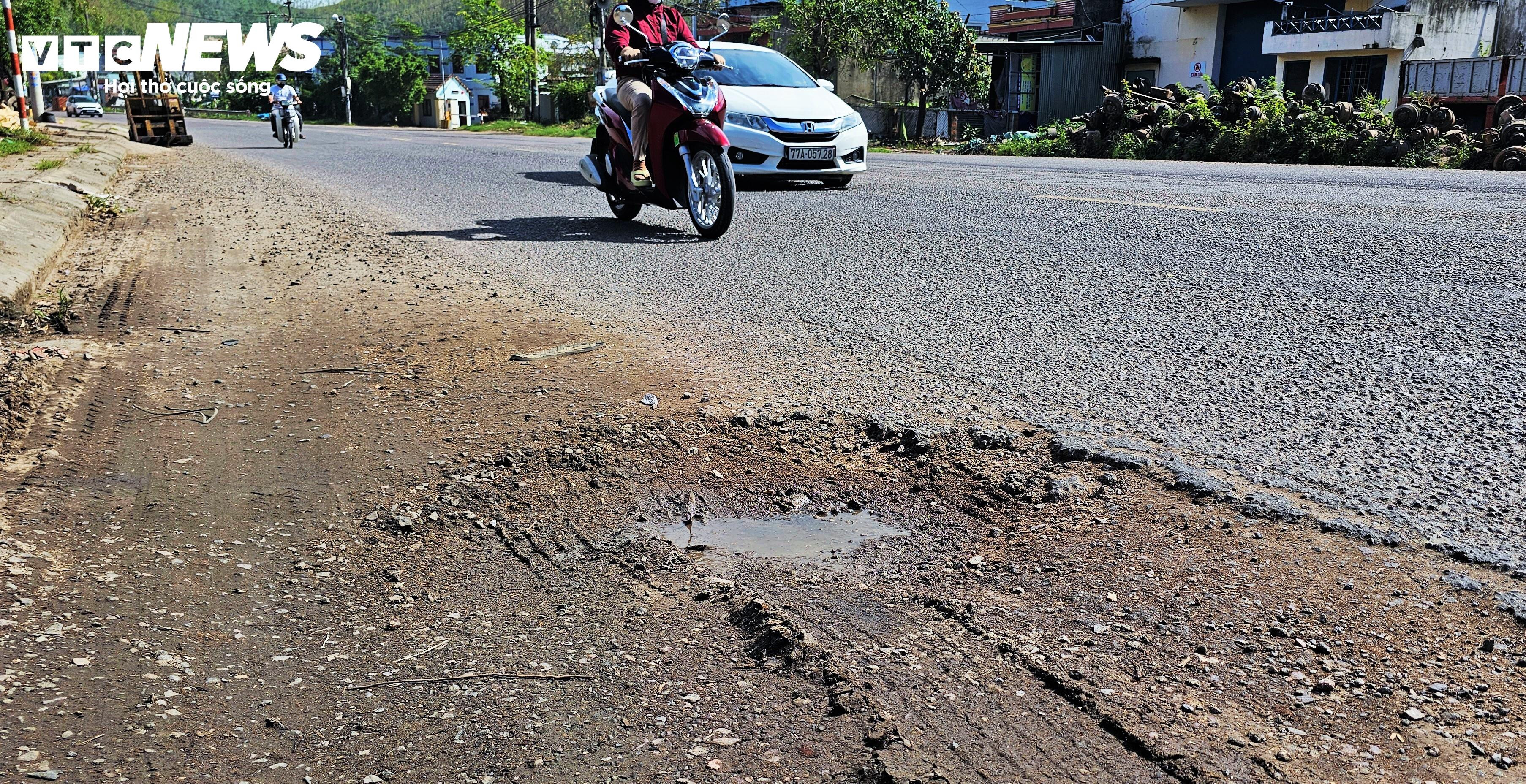 Ổ gà, ổ voi 'nhiều năm tuổi' trên quốc lộ 19 qua Gia Lai: Dân khổ, tài xế ám ảnh - 5