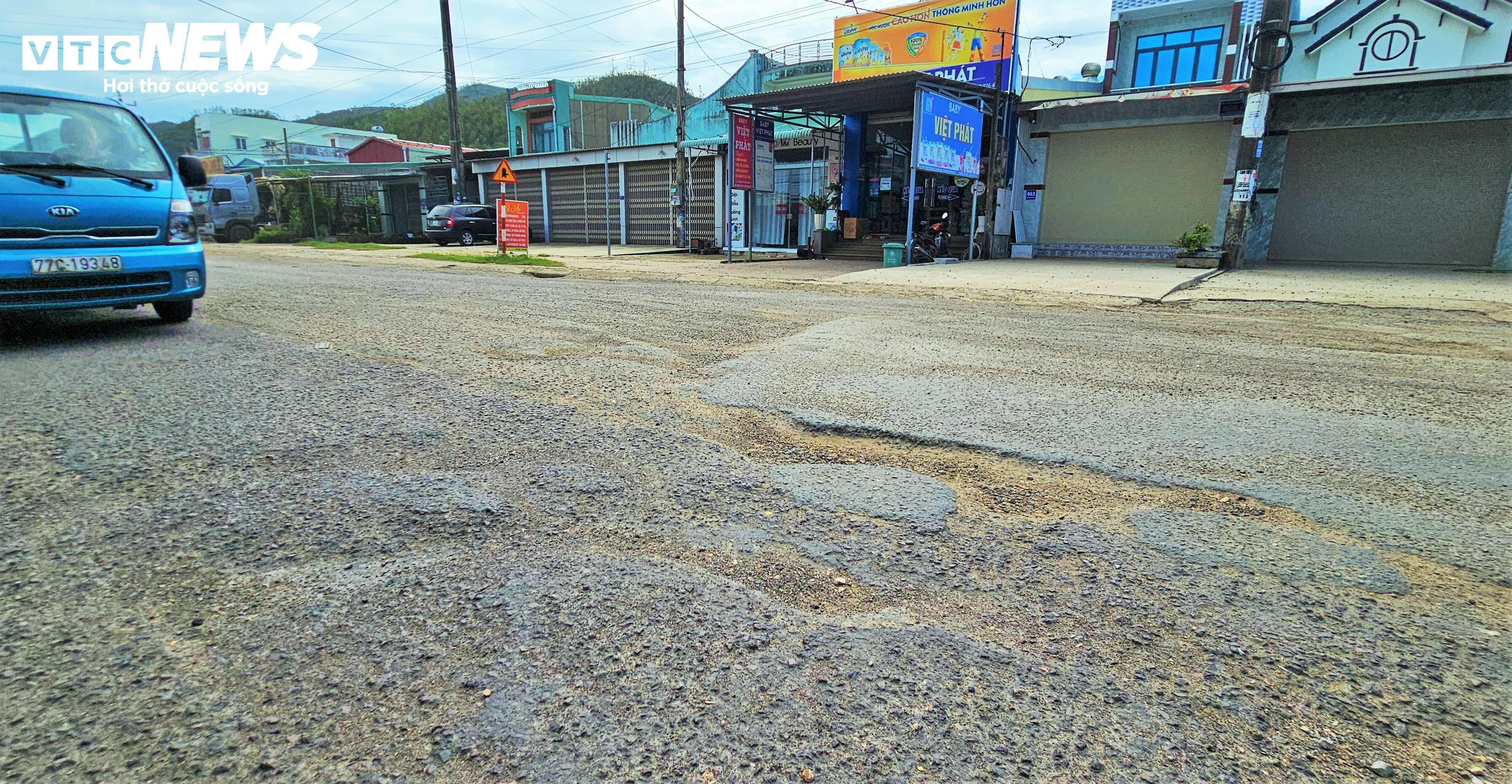 Ổ gà, ổ voi 'nhiều năm tuổi' trên quốc lộ 19 qua Gia Lai: Dân khổ, tài xế ám ảnh - 1