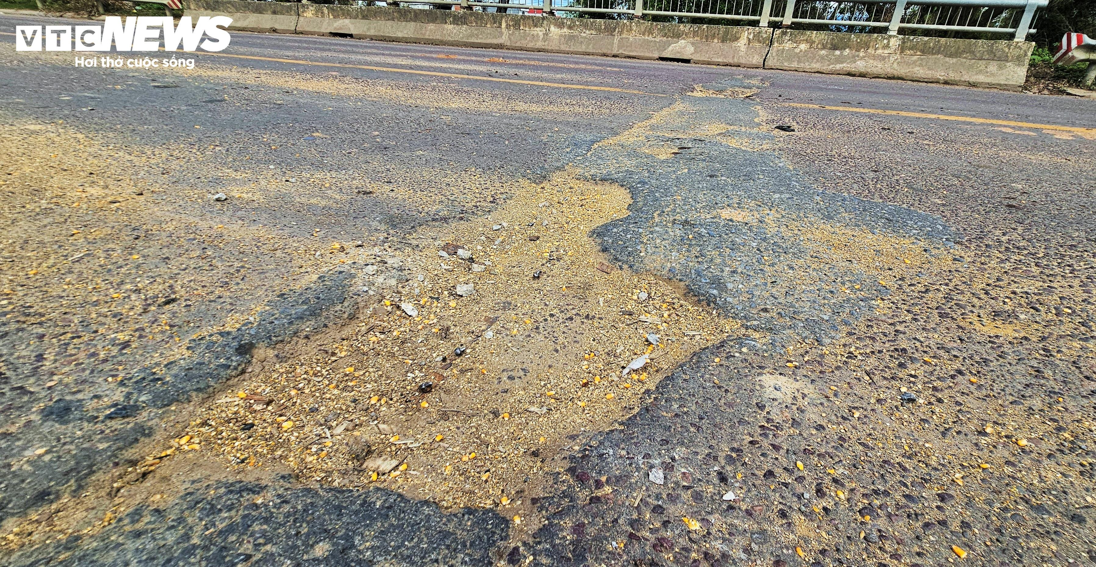 Ổ gà, ổ voi 'nhiều năm tuổi' trên quốc lộ 19 qua Gia Lai: Dân khổ, tài xế ám ảnh - 6