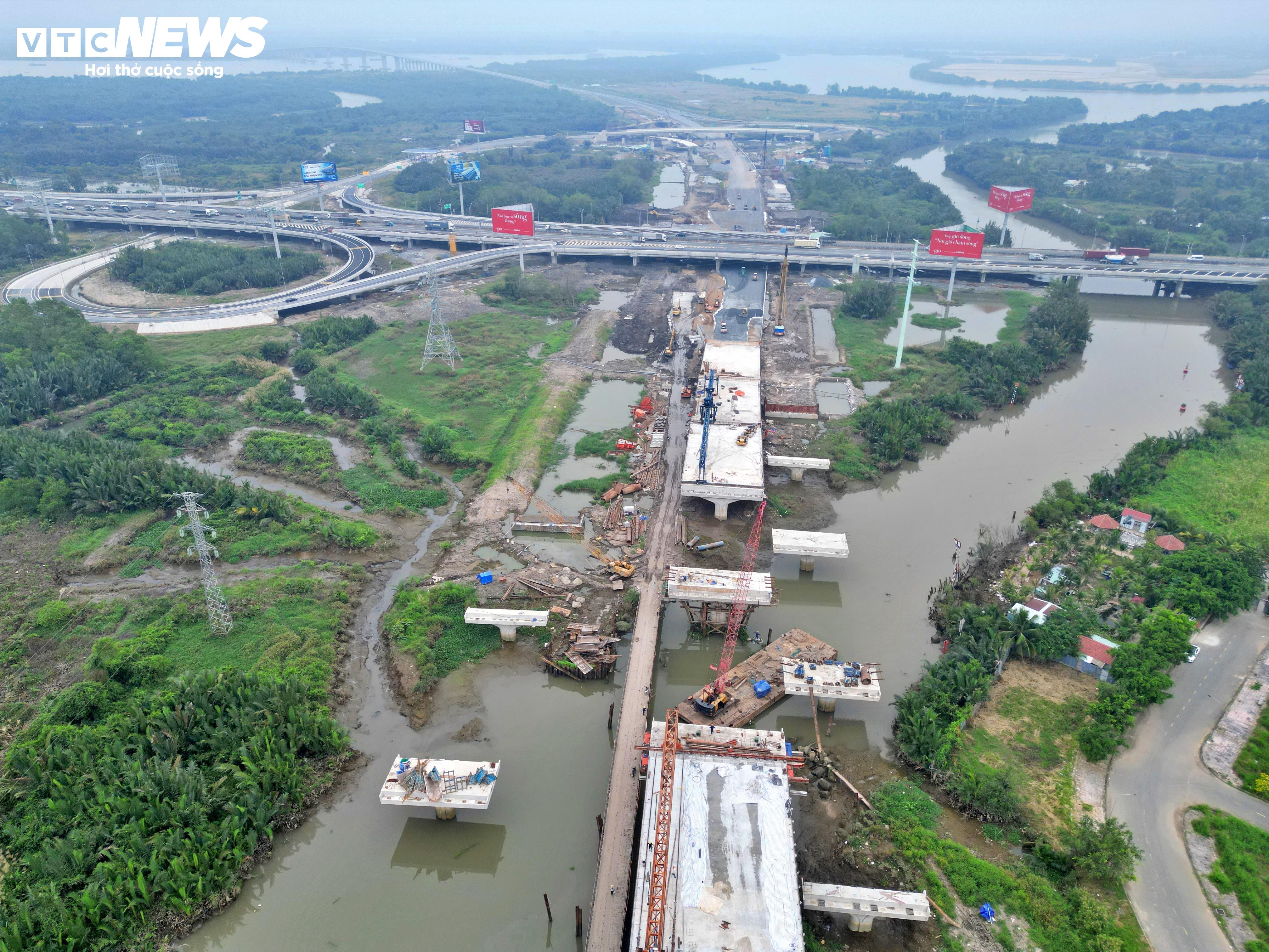 Pemandangan Ring Road 3 dari atas merentasi kawasan bandar di Bandar Raya Ho Chi Minh sebelum dibuka kepada lalu lintas - 14