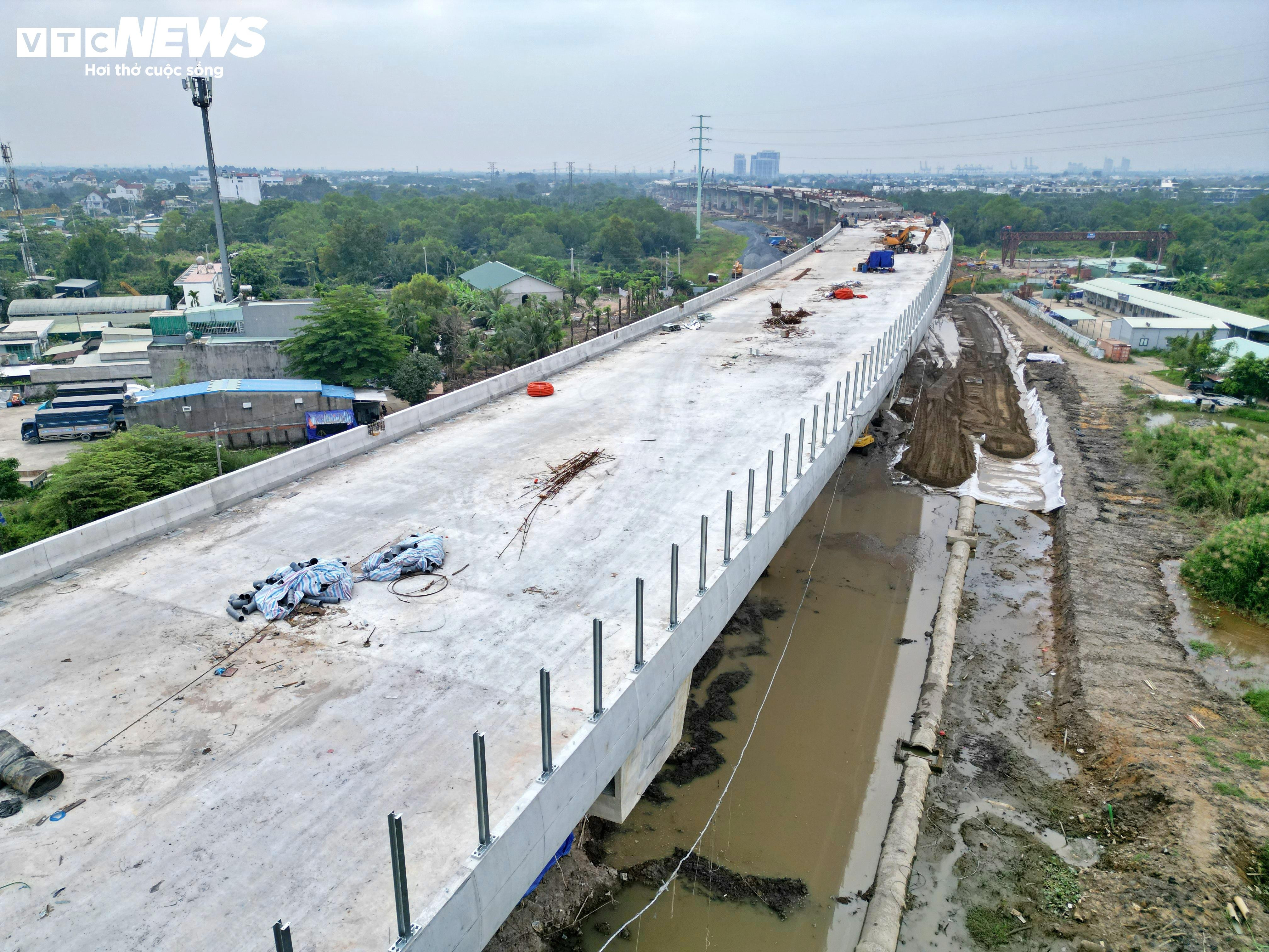 Pemandangan Ring Road 3 dari atas merentasi kawasan bandar di Bandar Raya Ho Chi Minh sebelum dibuka kepada lalu lintas - 12