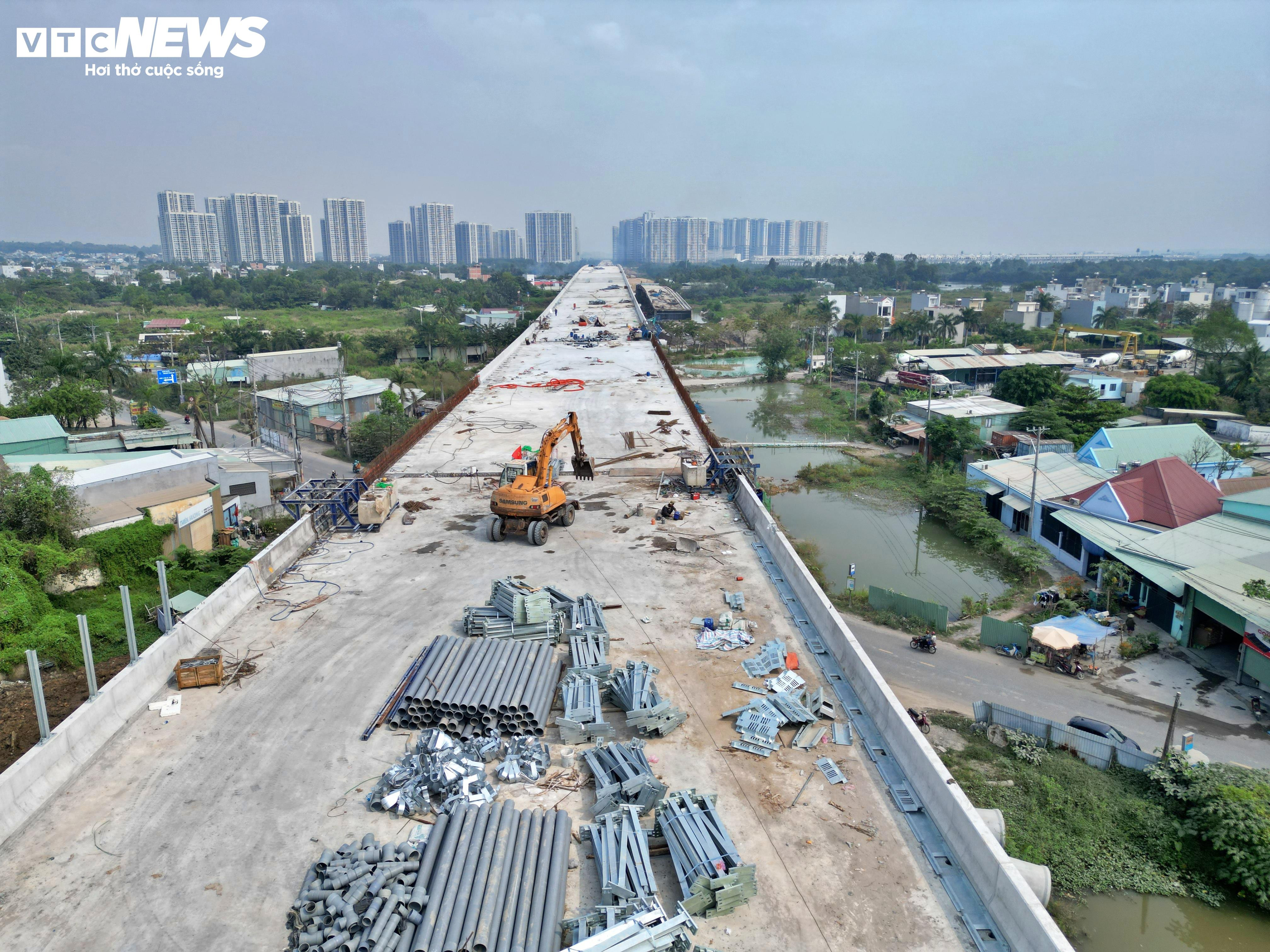 Pemandangan Ring Road 3 dari atas merentasi kawasan bandar di Ho Chi Minh City sebelum dibuka kepada lalu lintas - 5