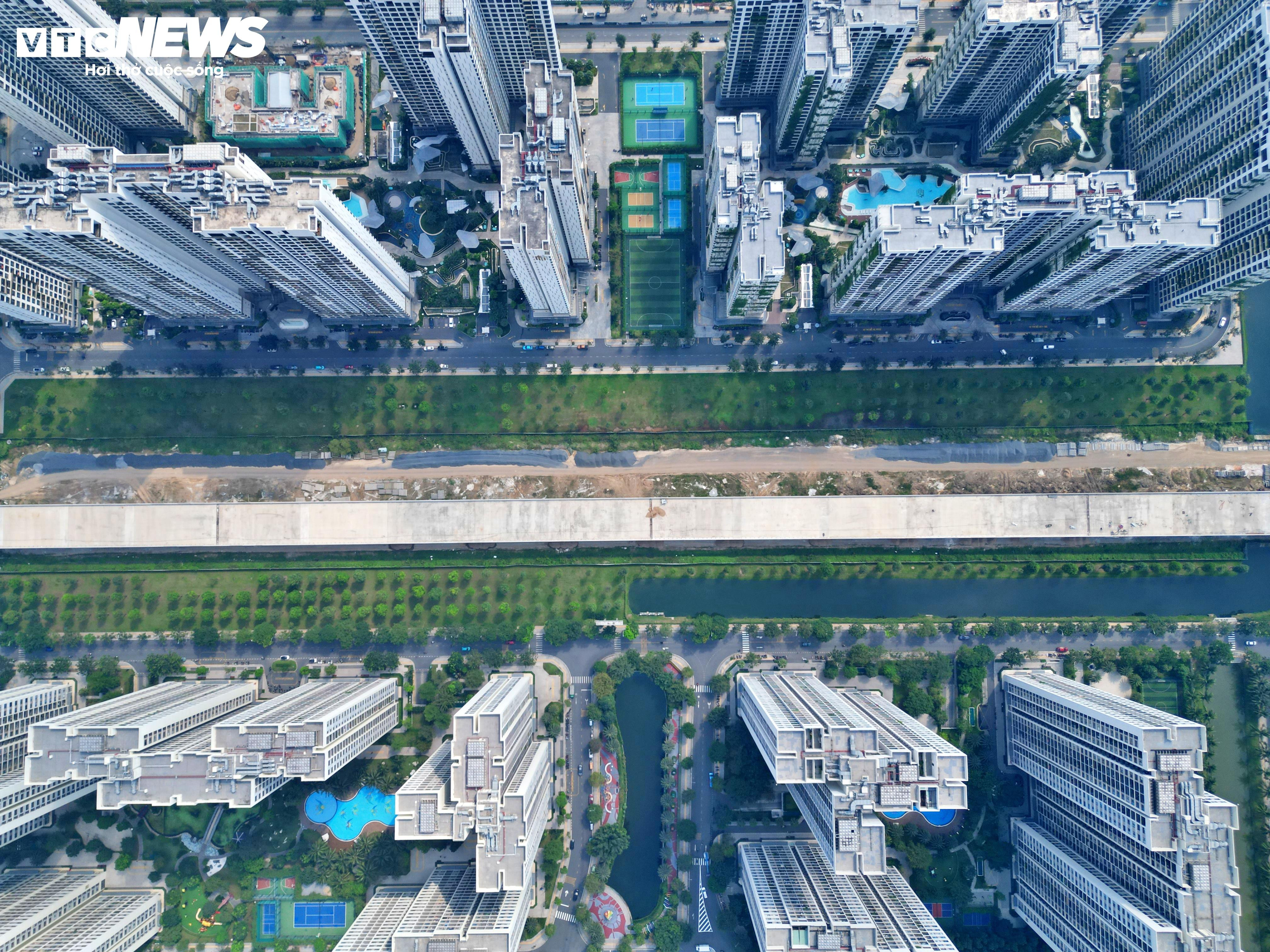 Pemandangan Ring Road 3 dari atas ke atas kawasan bandar di Ho Chi Minh City sebelum dibuka kepada lalu lintas - 2