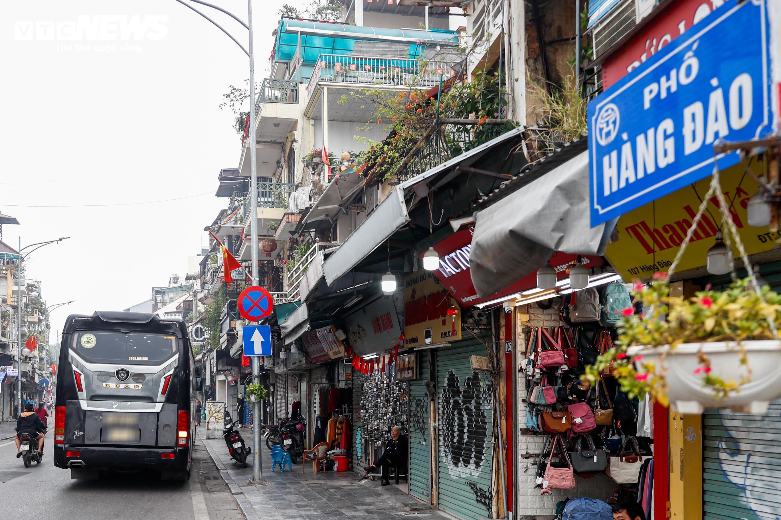 Bất chấp giờ cấm, xe khách trên 16 chỗ vẫn nườm nượp đi vào phố cổ Hà Nội - 9