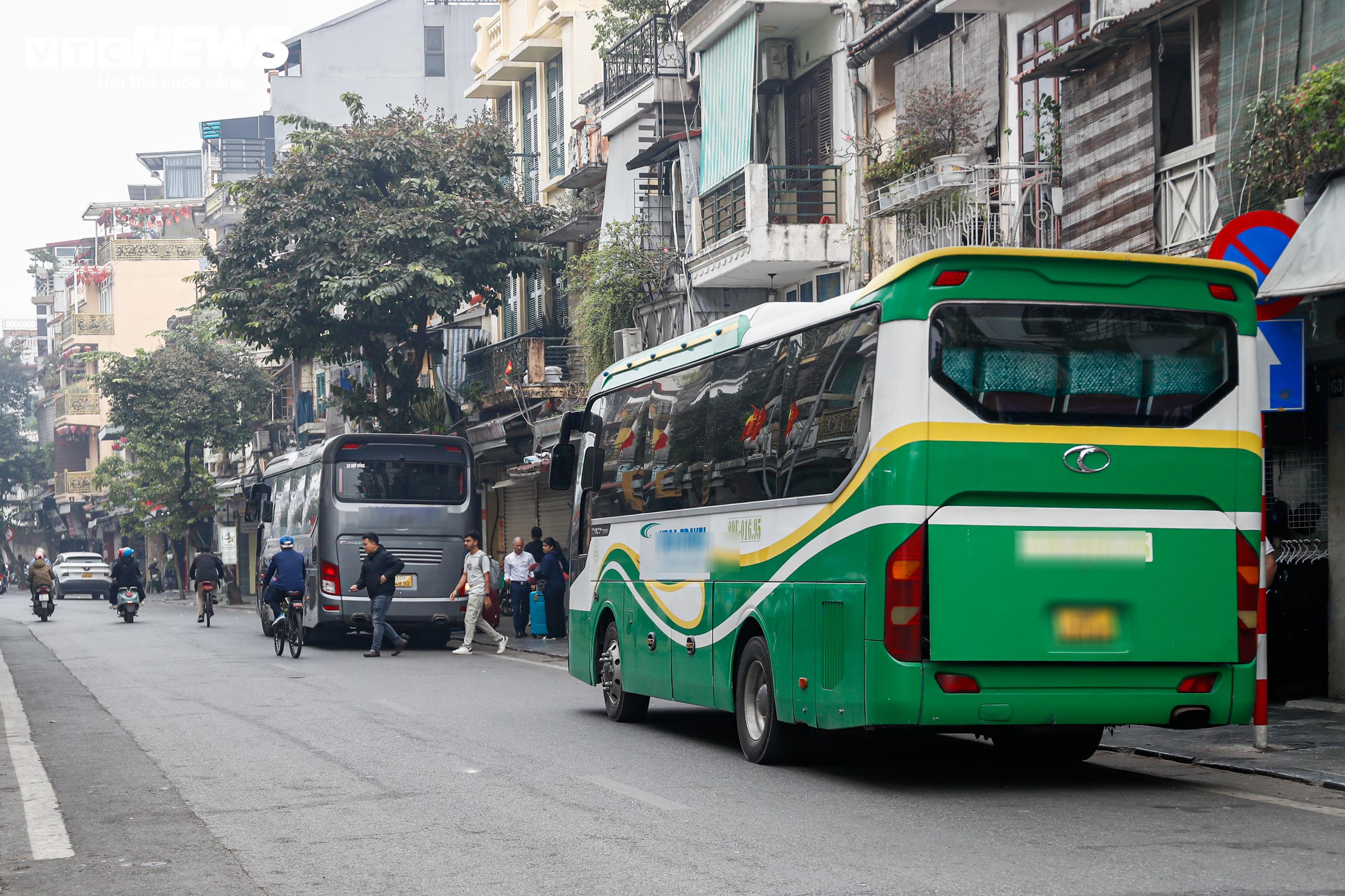 Bất chấp giờ cấm, xe khách trên 16 chỗ vẫn nườm nượp đi vào phố cổ Hà Nội - 10