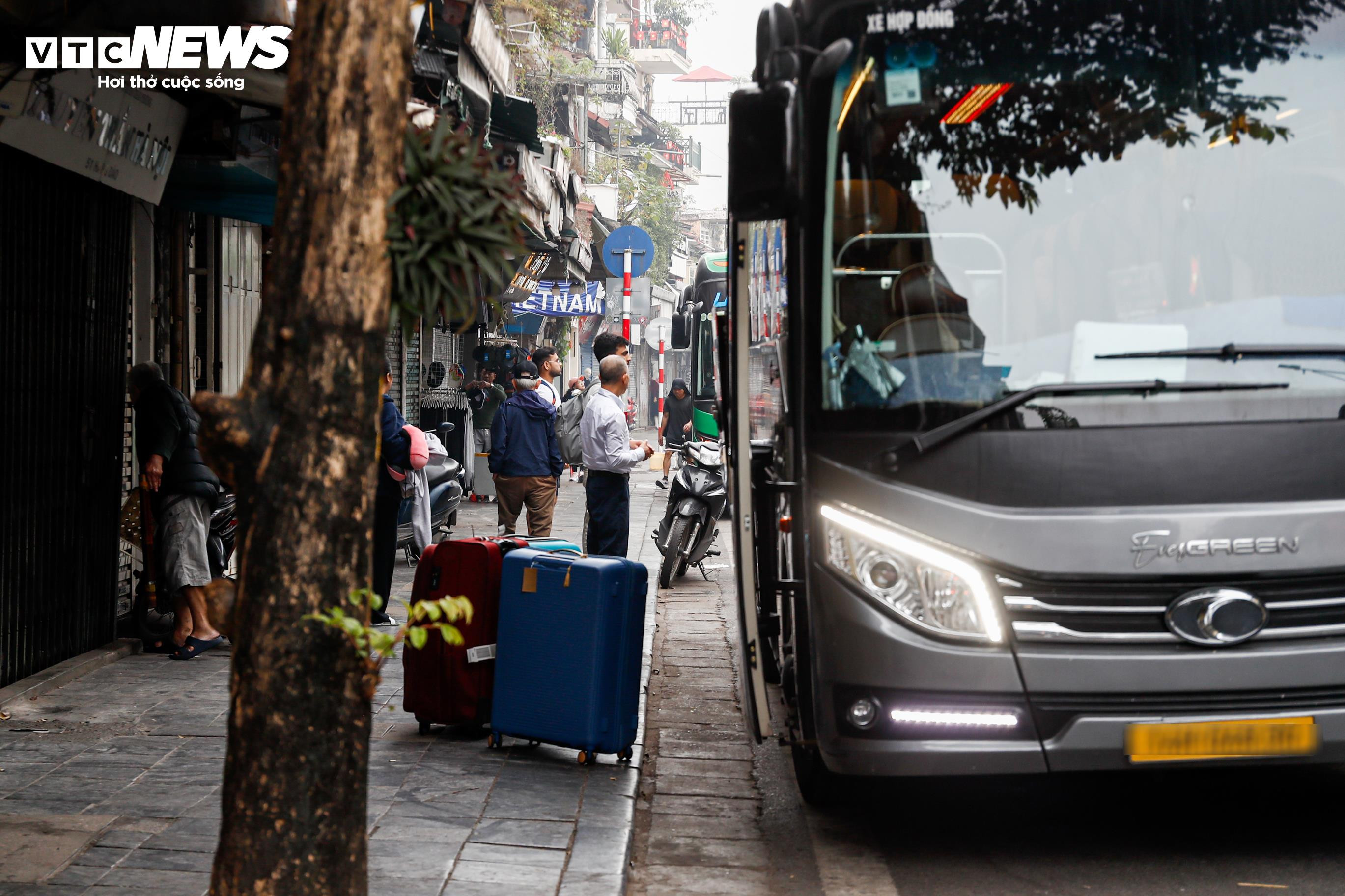 Bất chấp giờ cấm, xe khách trên 16 chỗ vẫn nườm nượp đi vào phố cổ Hà Nội - 11