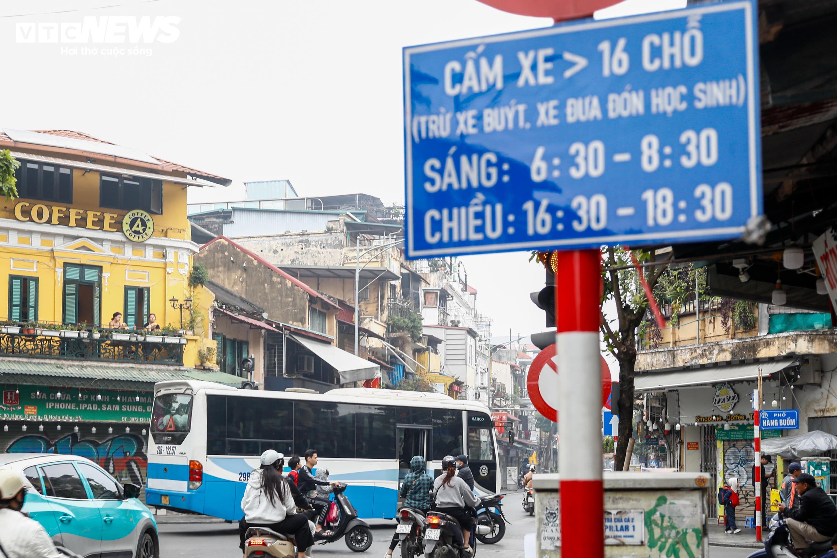 Bất chấp giờ cấm, xe khách trên 16 chỗ vẫn nườm nượp đi vào phố cổ Hà Nội - 13
