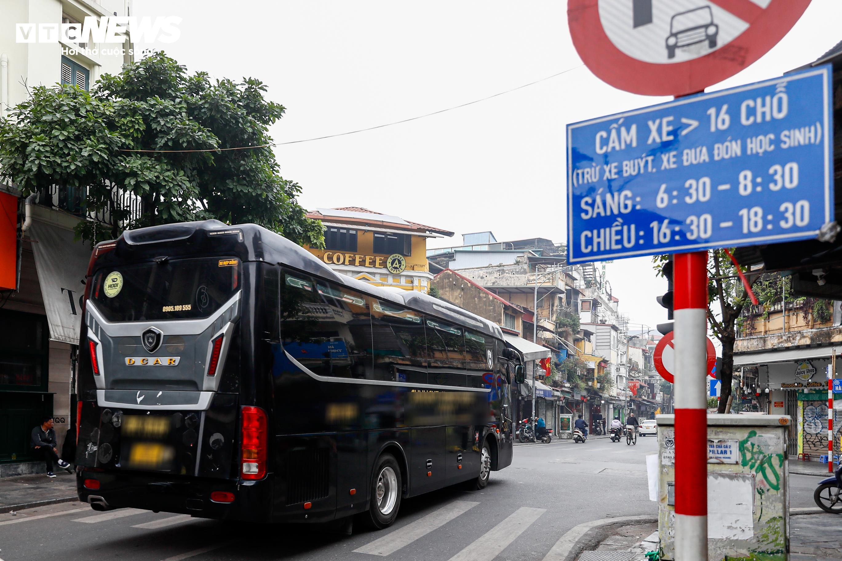 Bất chấp giờ cấm, xe khách trên 16 chỗ vẫn nườm nượp đi vào phố cổ Hà Nội - 3