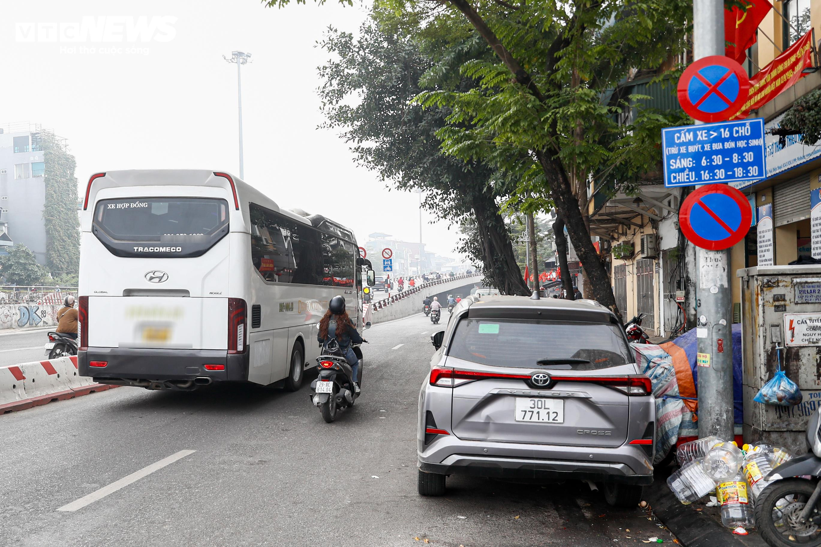 Bất chấp giờ cấm, xe khách trên 16 chỗ vẫn nườm nượp đi vào phố cổ Hà Nội - 18