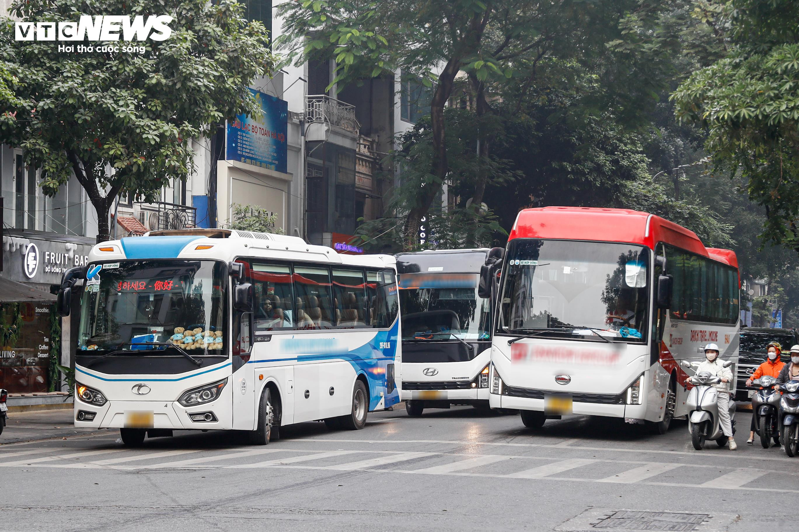 Bất chấp giờ cấm, xe khách trên 16 chỗ vẫn nườm nượp đi vào phố cổ Hà Nội - 12